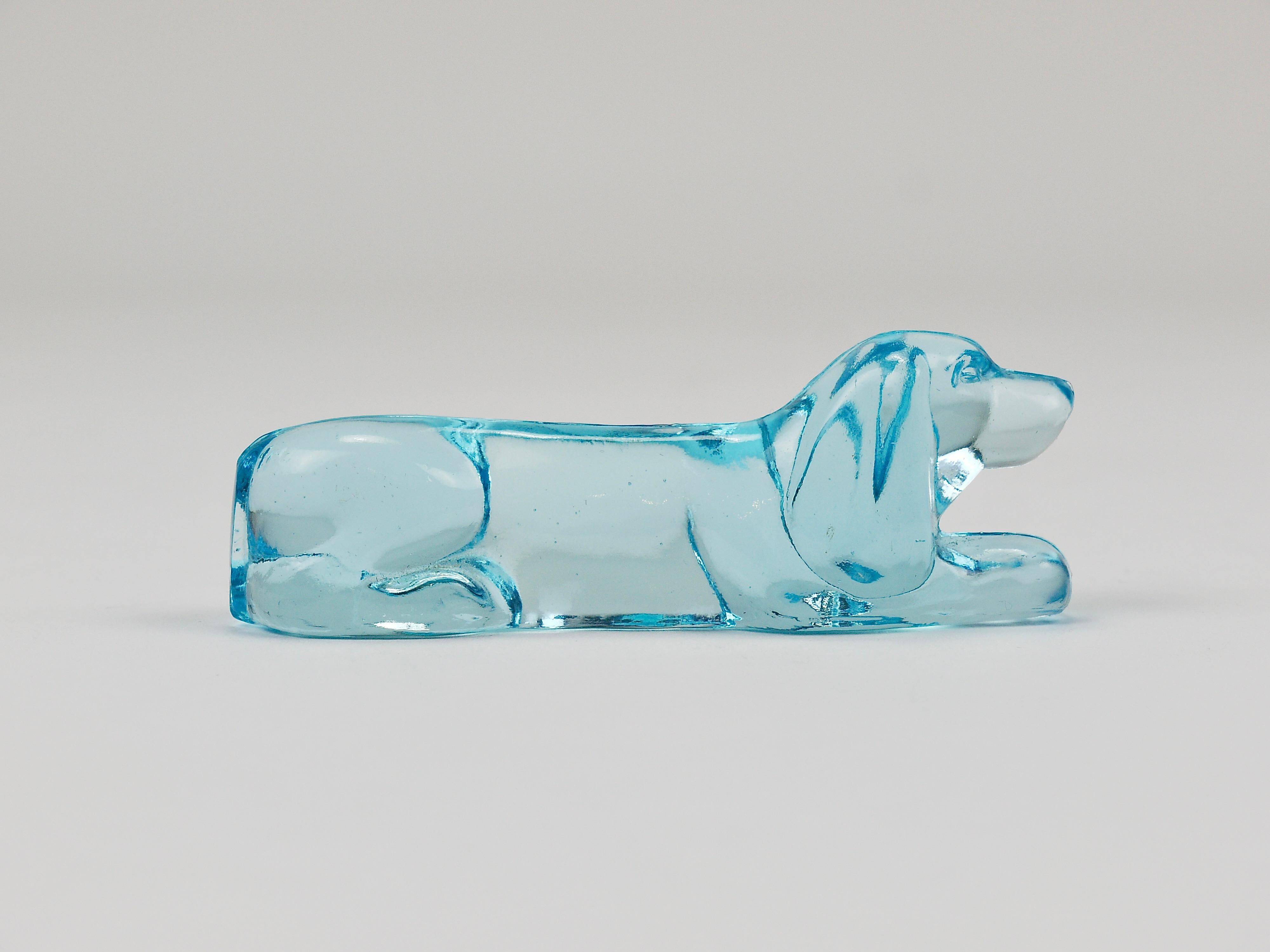 6 repose-couteaux Art déco français en verre bleu clair, années 1930 représentant un teckel ou basset
