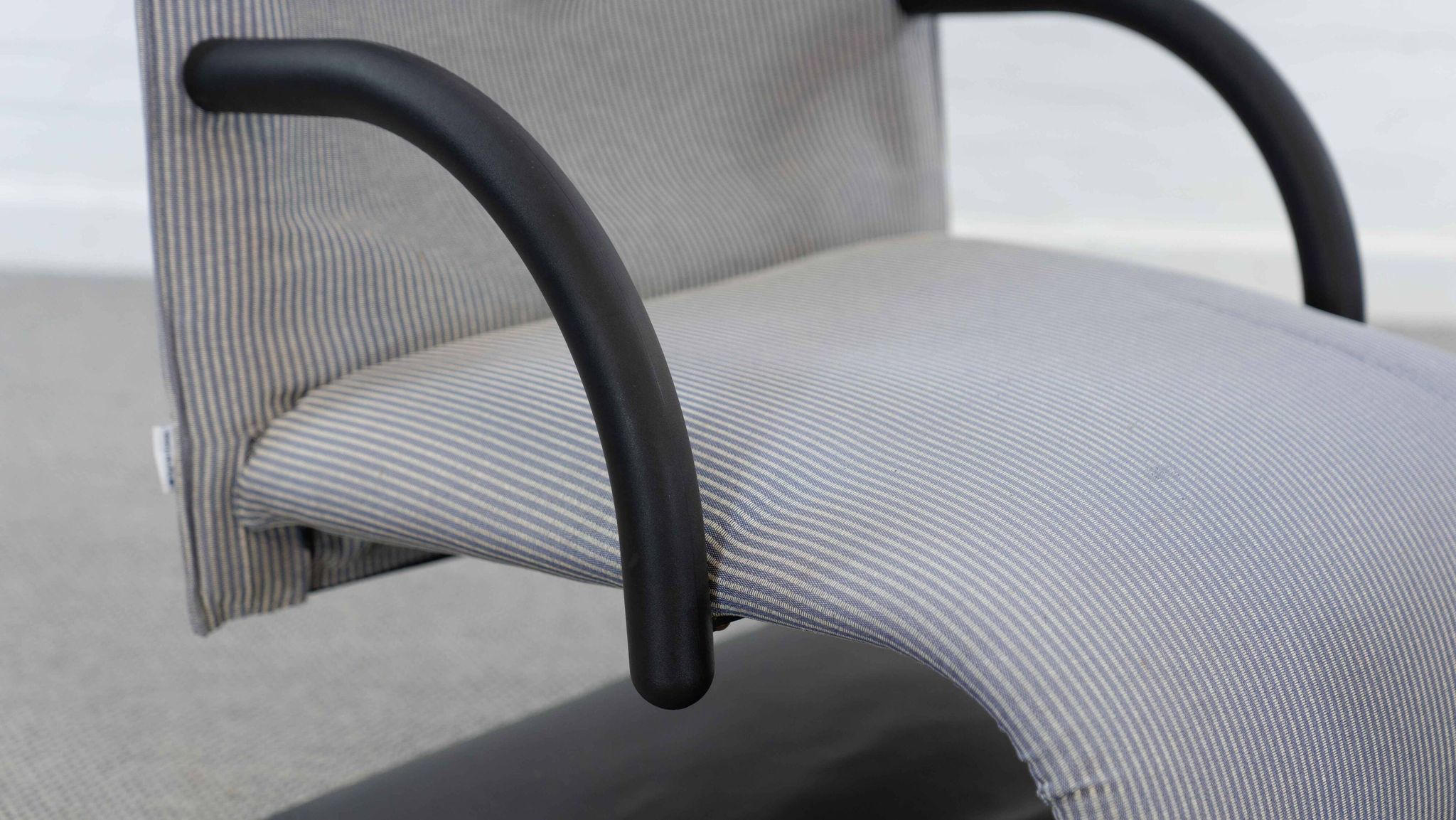 Fauteuil zen avec repose-pieds par claude brisson pour ligne roset