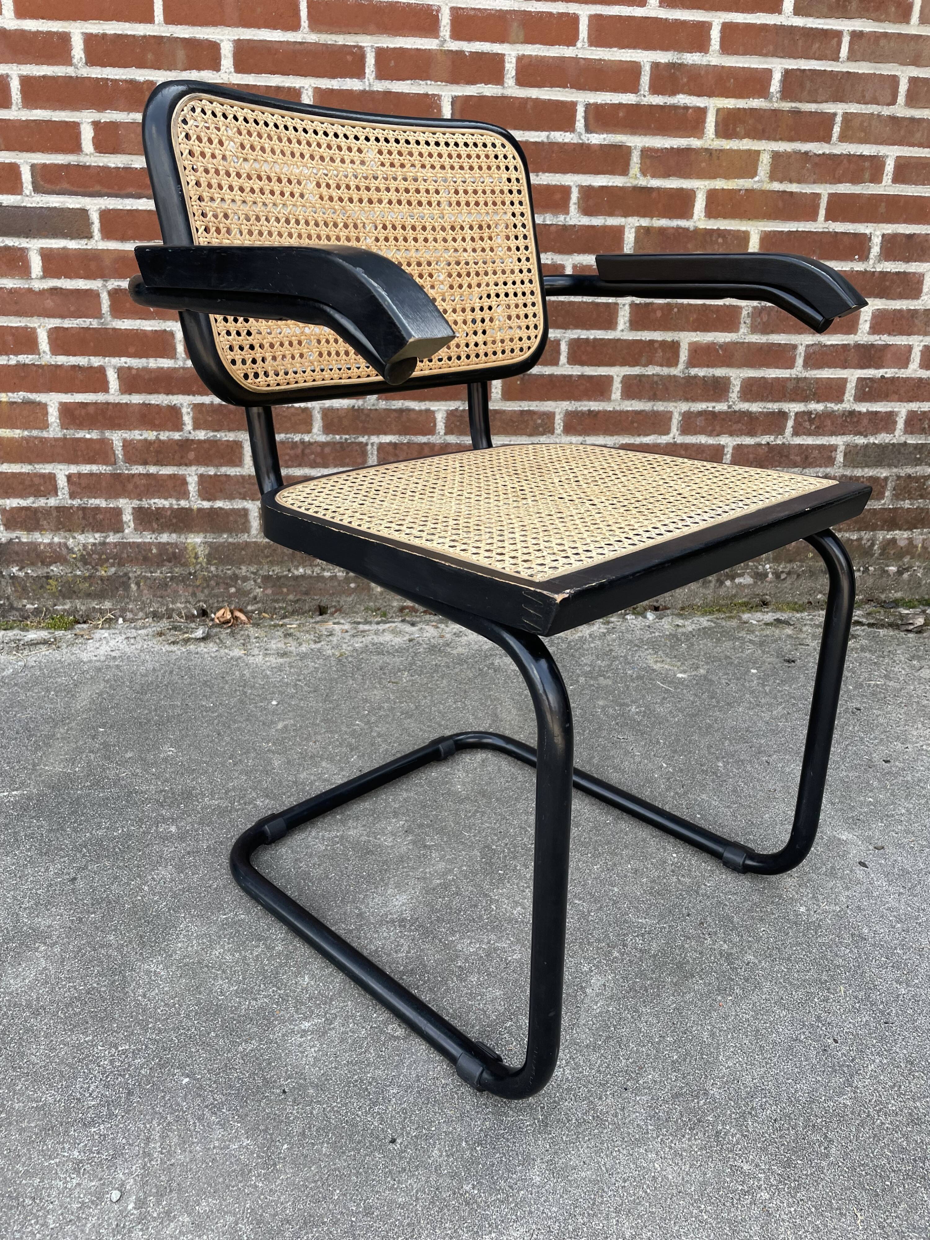 Cesca chair B64 with armrests by Marcel Breuer Design in black