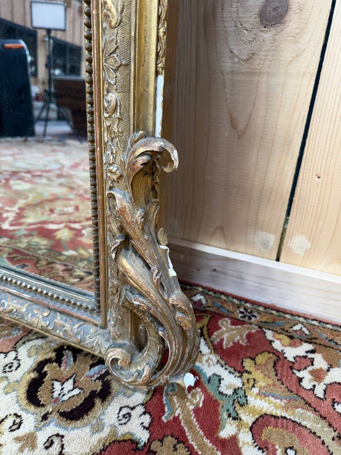 Miroir Napoléon III en bois et stuc doré