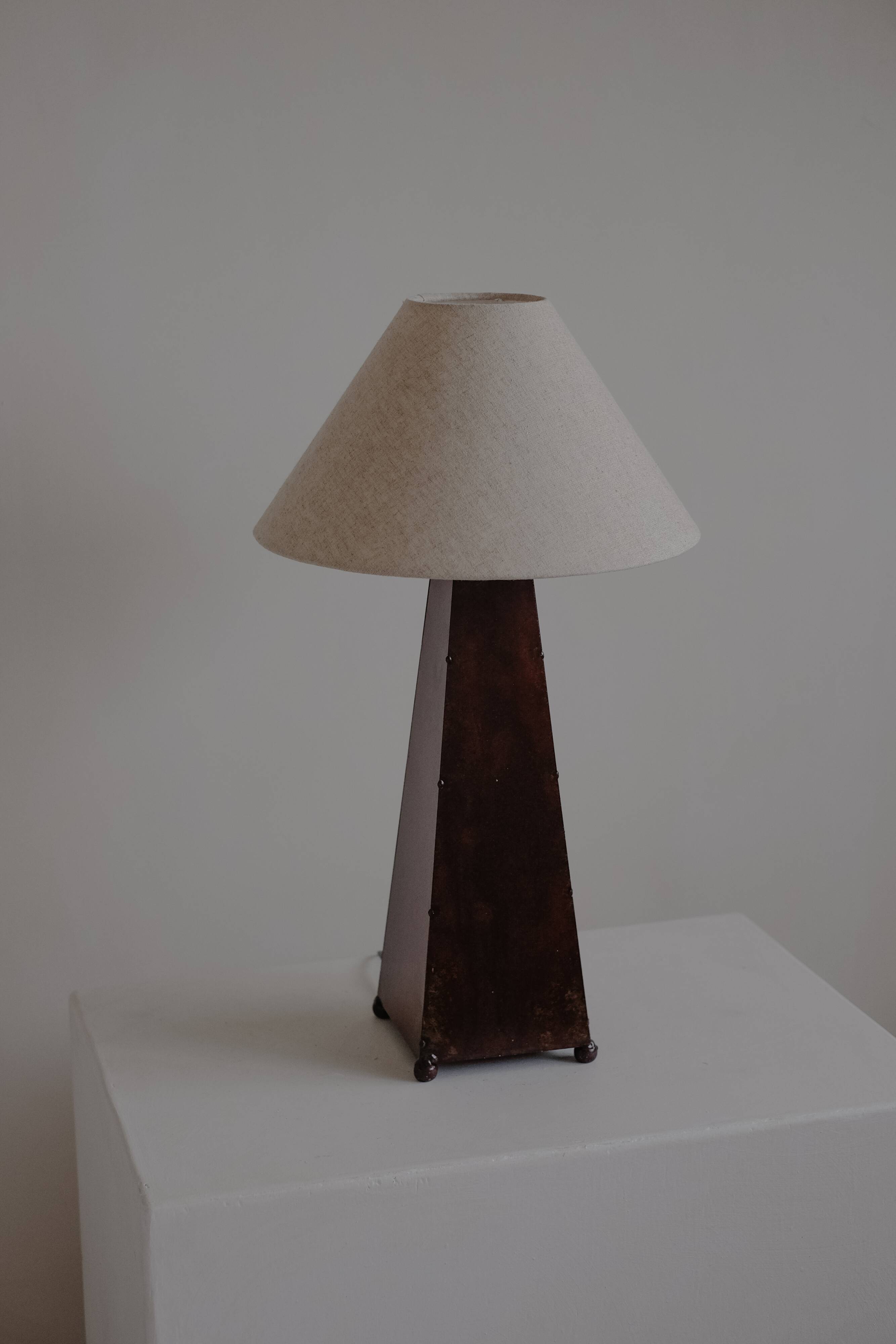 Obelisk table lamp