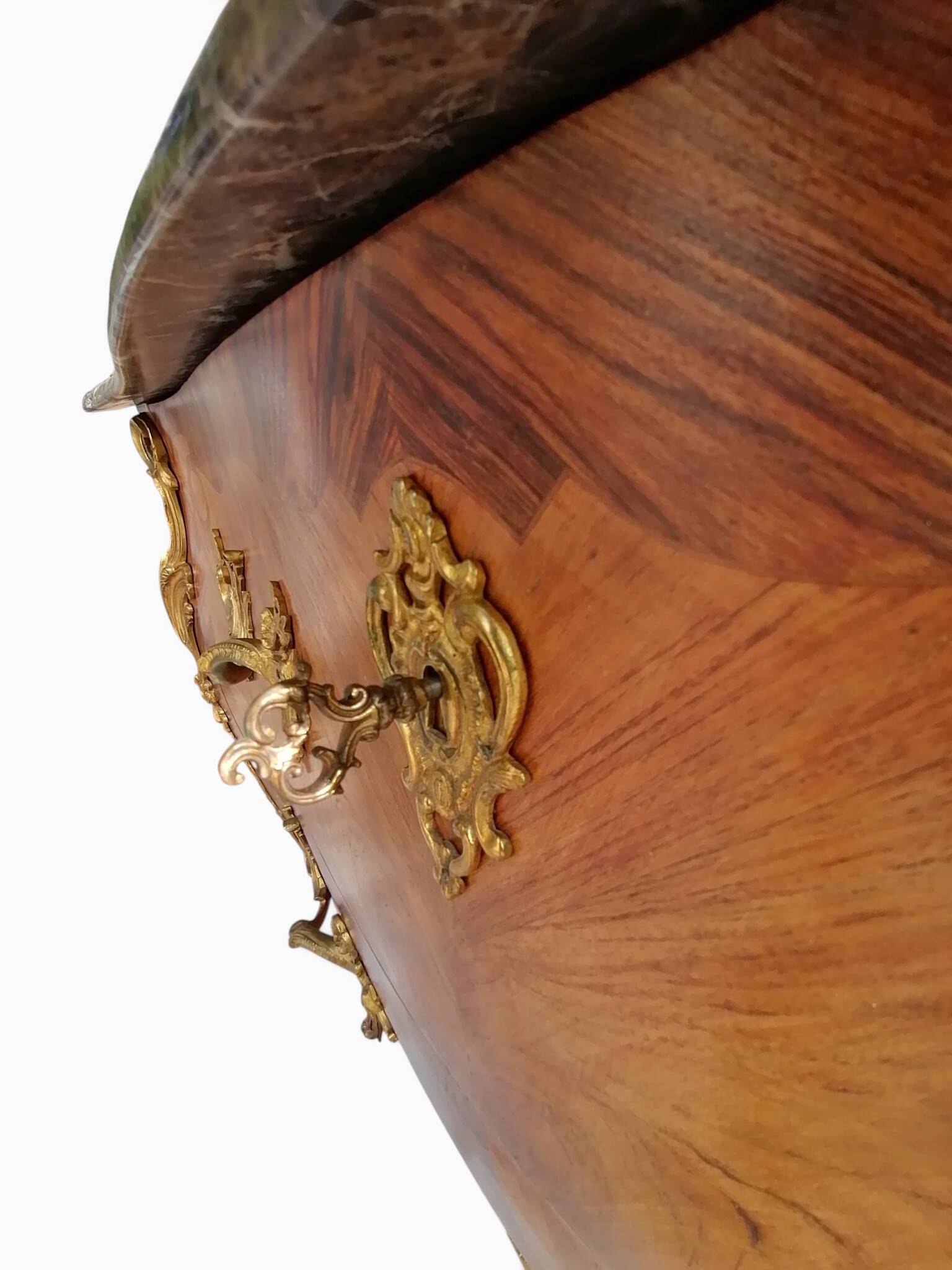 Commode en bois de plaquage, marbre et bronze - Style Louis XV.