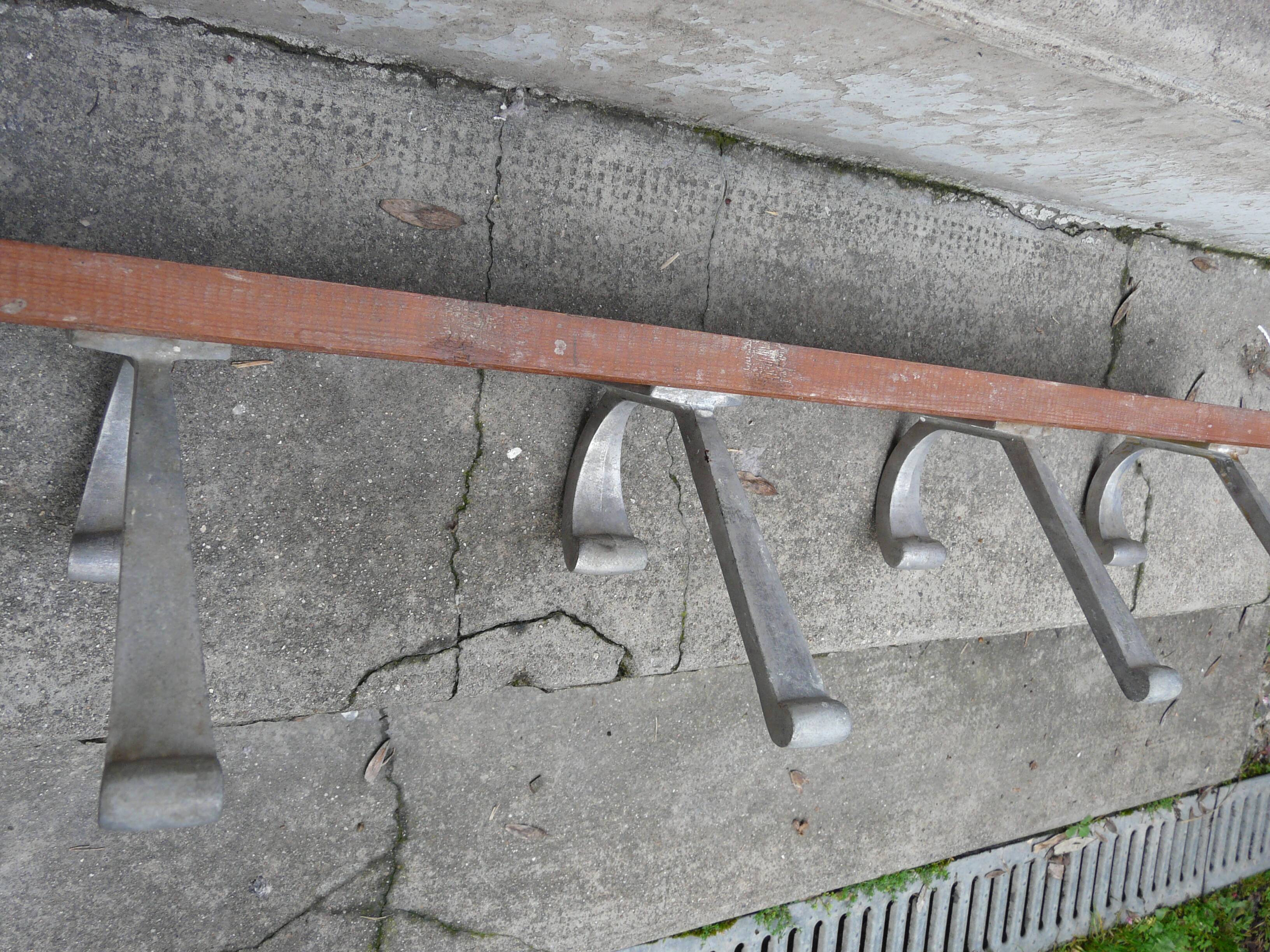 School wall coat rack with 6 double hooks in wood and aluminium.