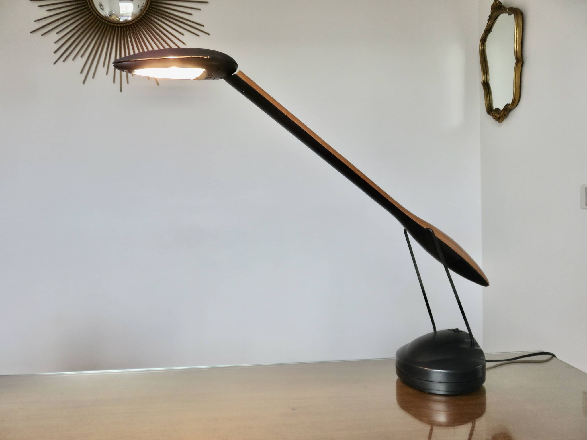 Lampe de bureau zoomorphe en merisier et polycarbonate