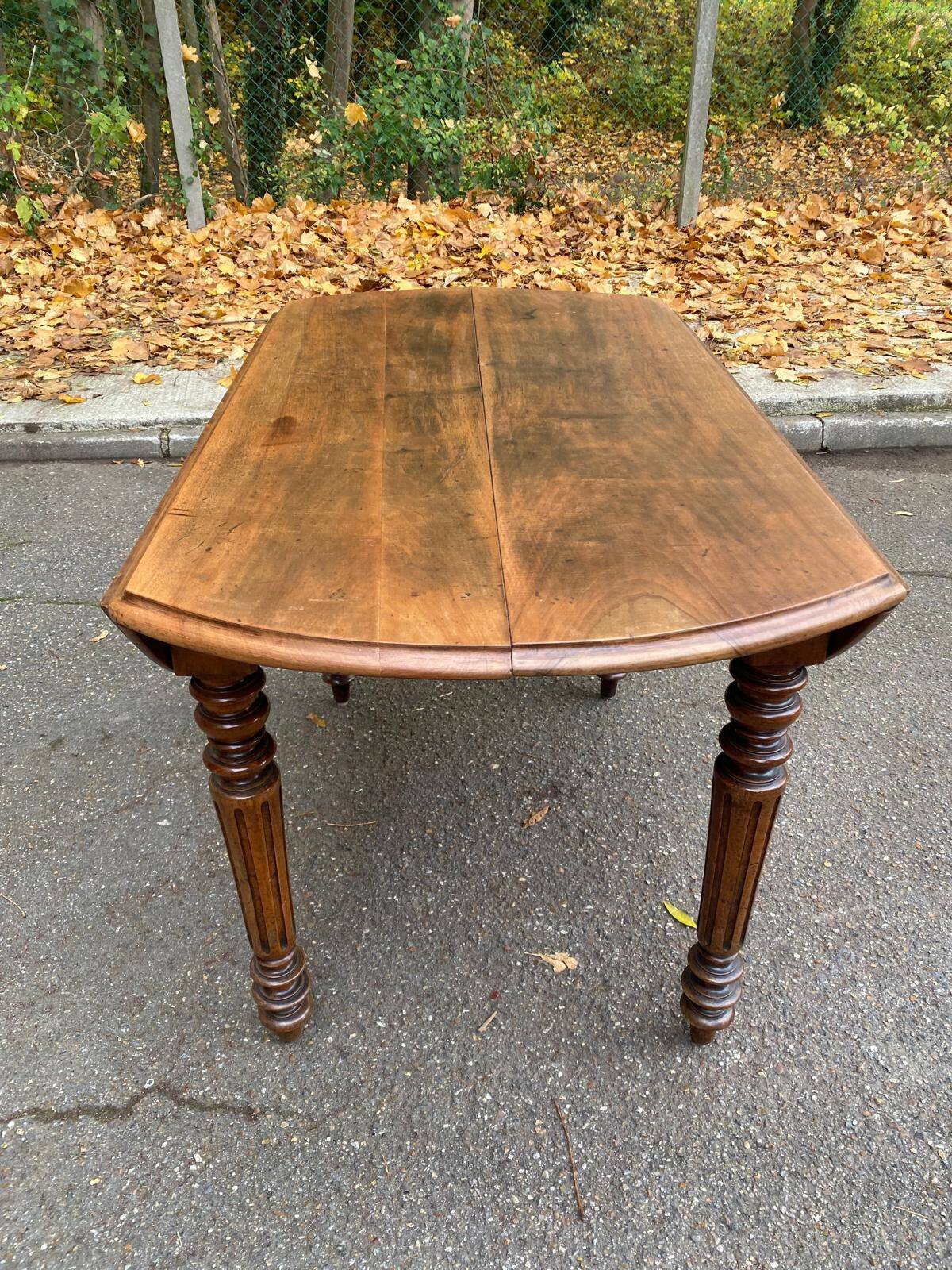 Louis Philippe oval drop-leaf table in solid wood, 19th century