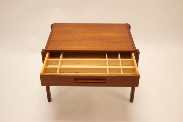 table d’appoint danoise en teck avec tiroir sur roues