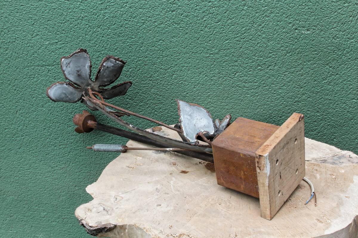 Brutalist metal lamp base, flowers