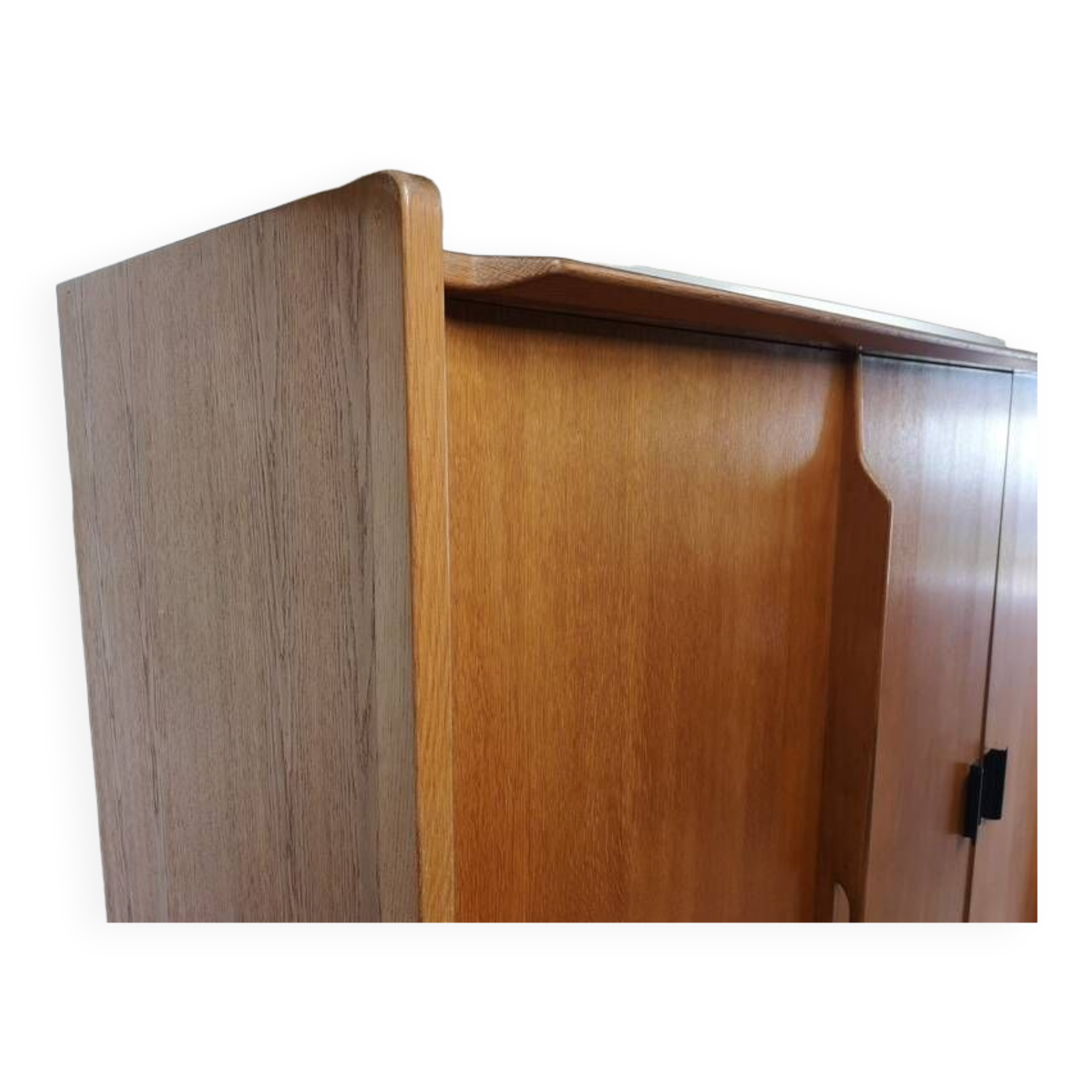 Wardrobe compass feet