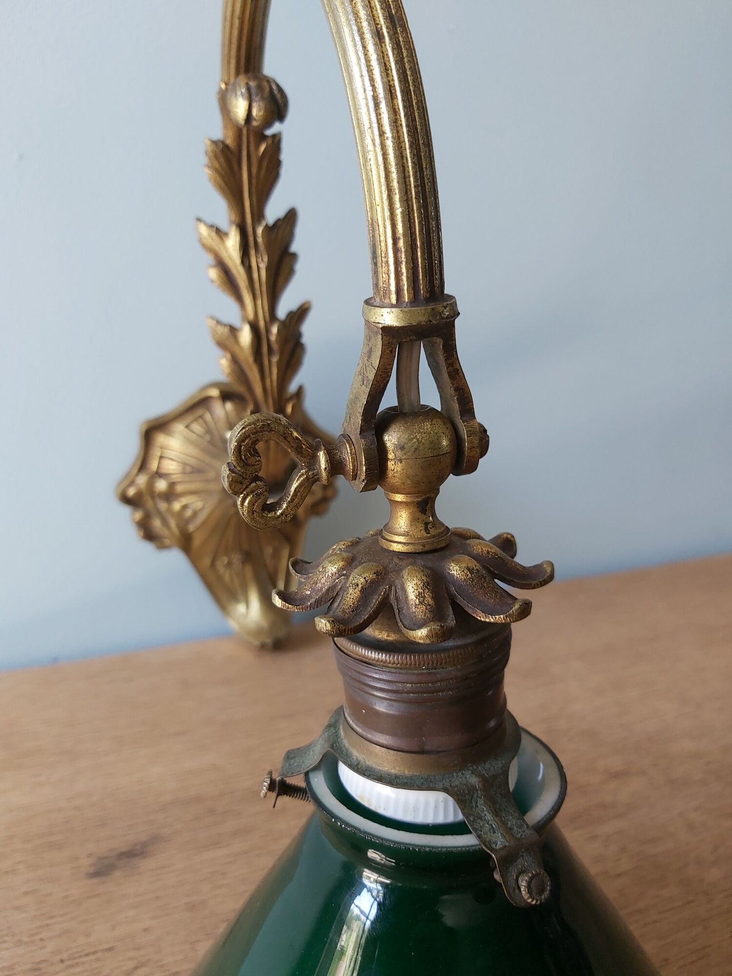 Wall light in bronze art nouveau with green opaline lampshades.