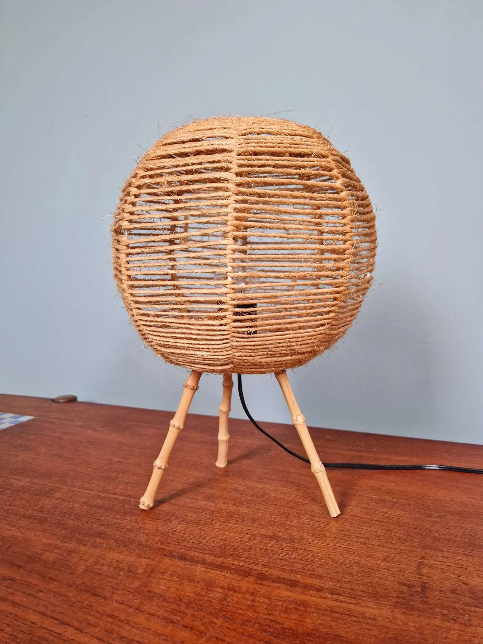 Lampe tripode vintage en corde et bambou, années 1960.