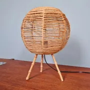 Lampe tripode vintage en corde et bambou, années 1960.