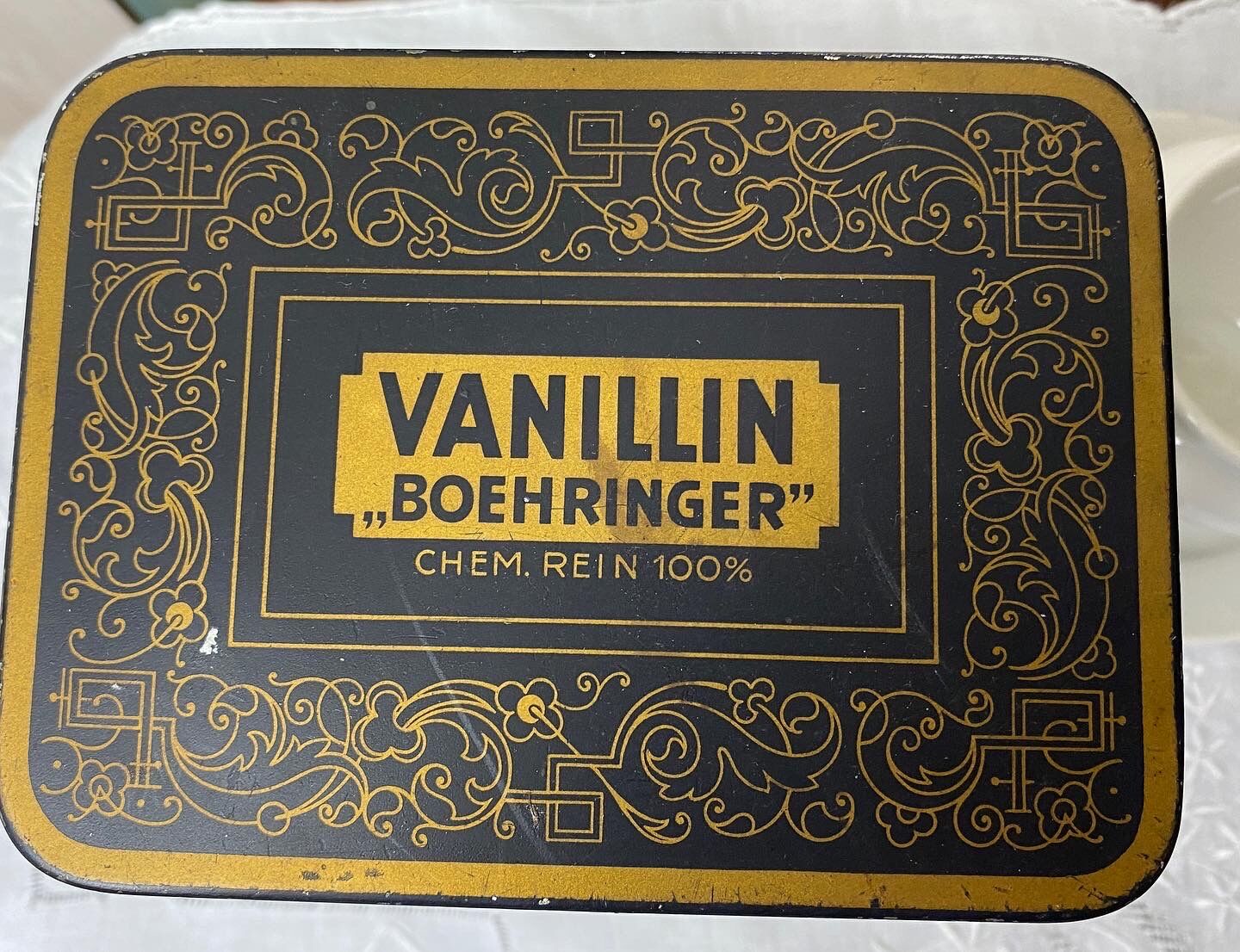 Antique tin box Boehringer vanillin