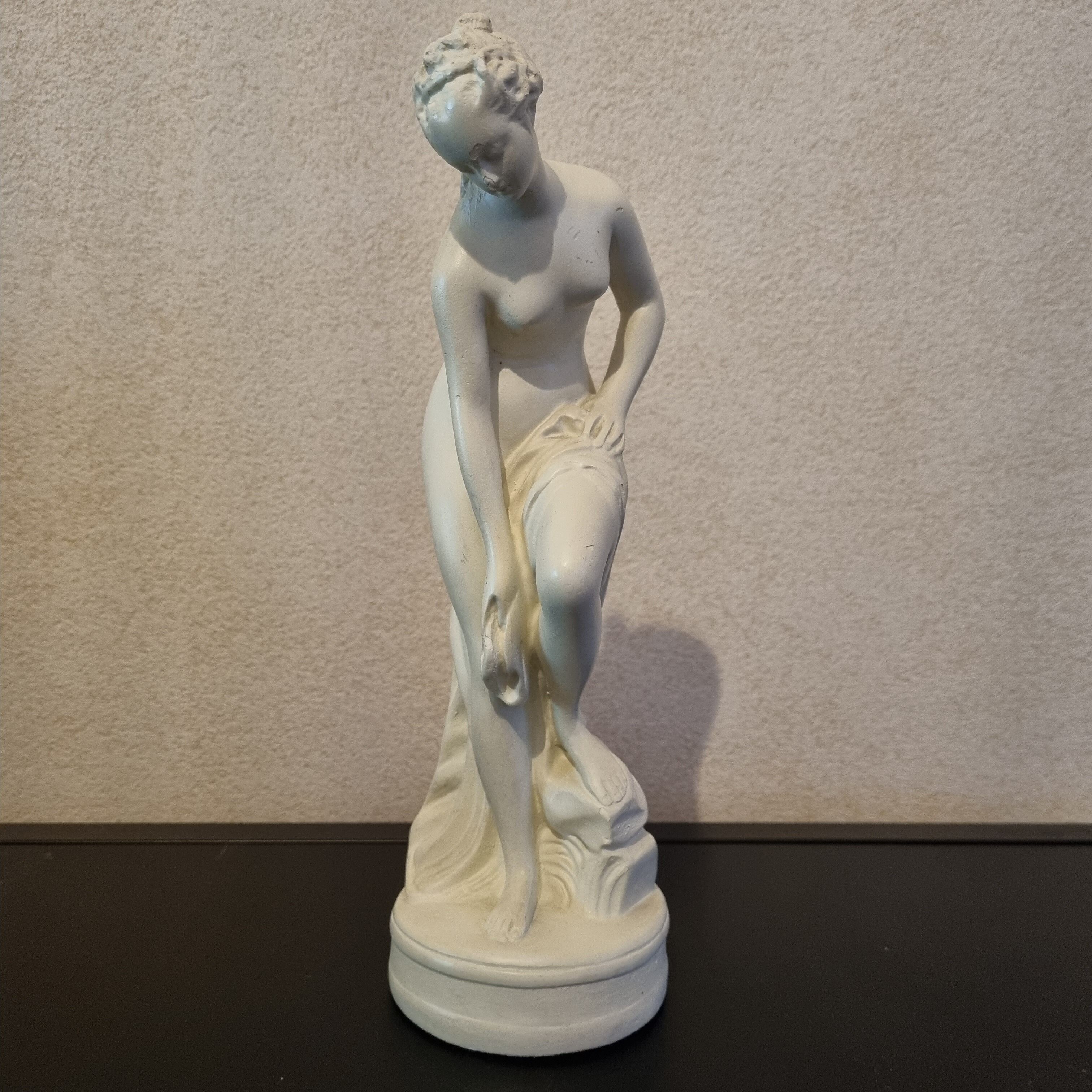 Statuette Venus at the bath after Allegrain