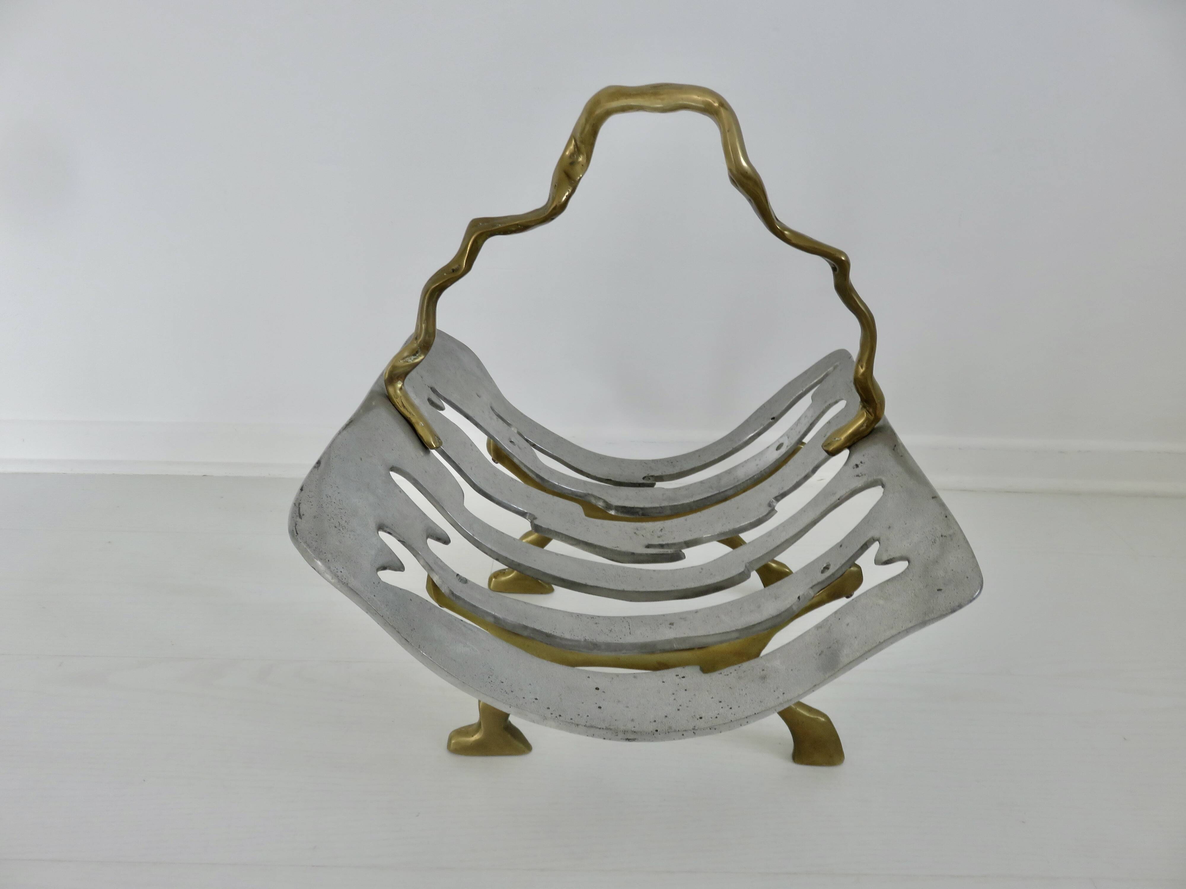 Porte buches de cheminée moderniste, laiton et aluminium, 1970