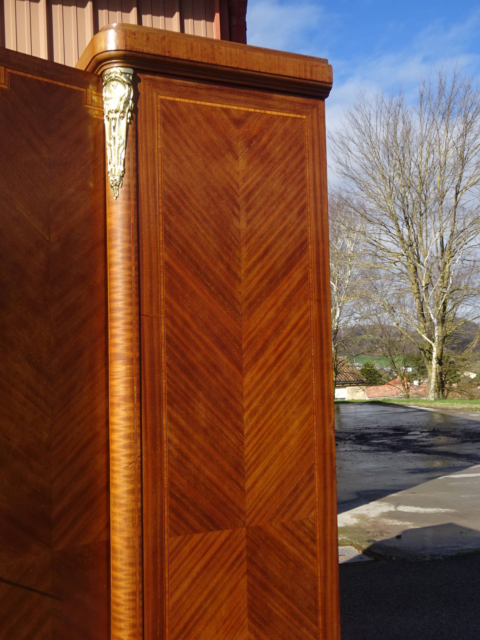 Ancienne armoire Louis XVI avec bronze et marqueterie