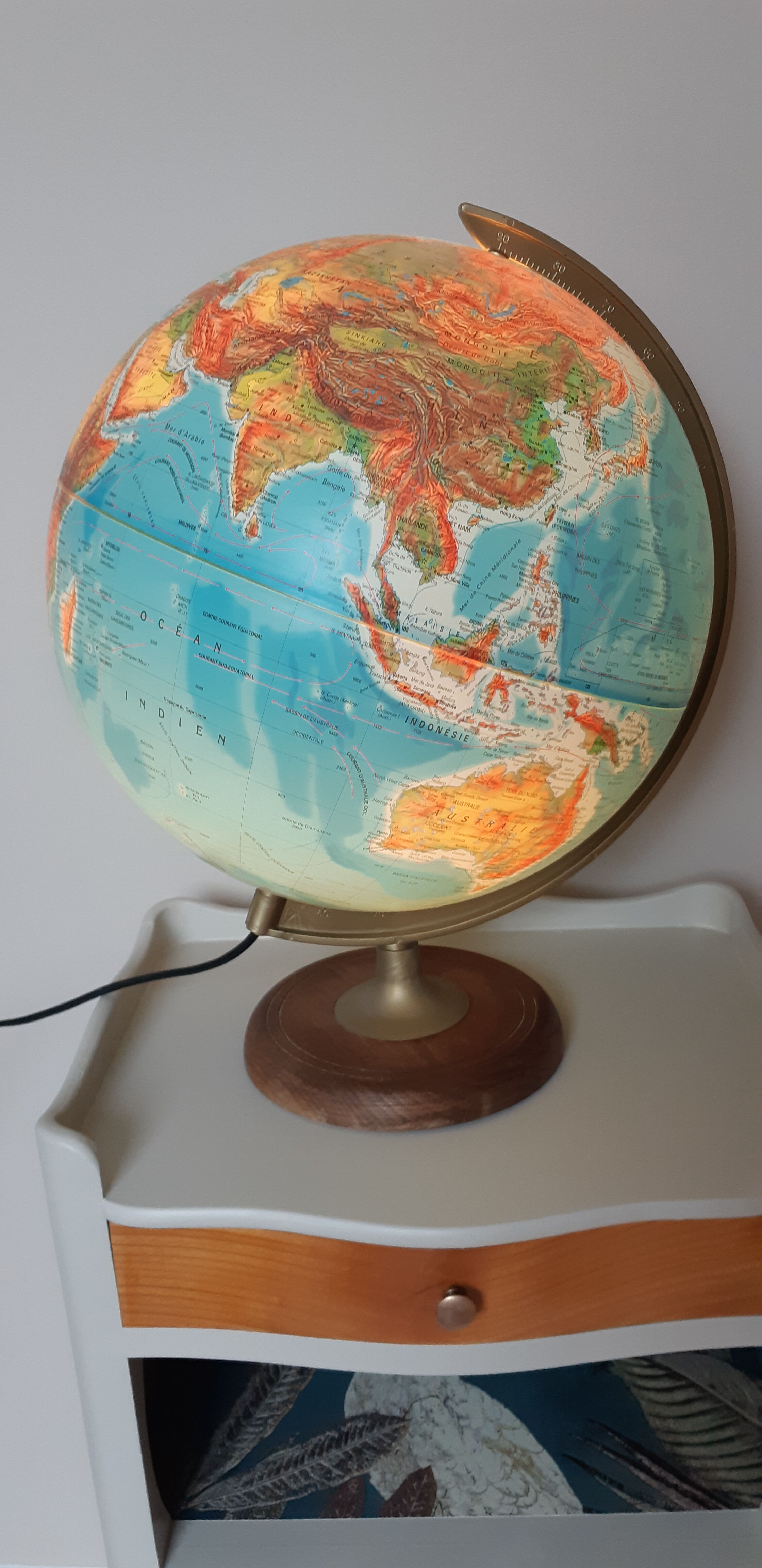 Sudime light earth globe