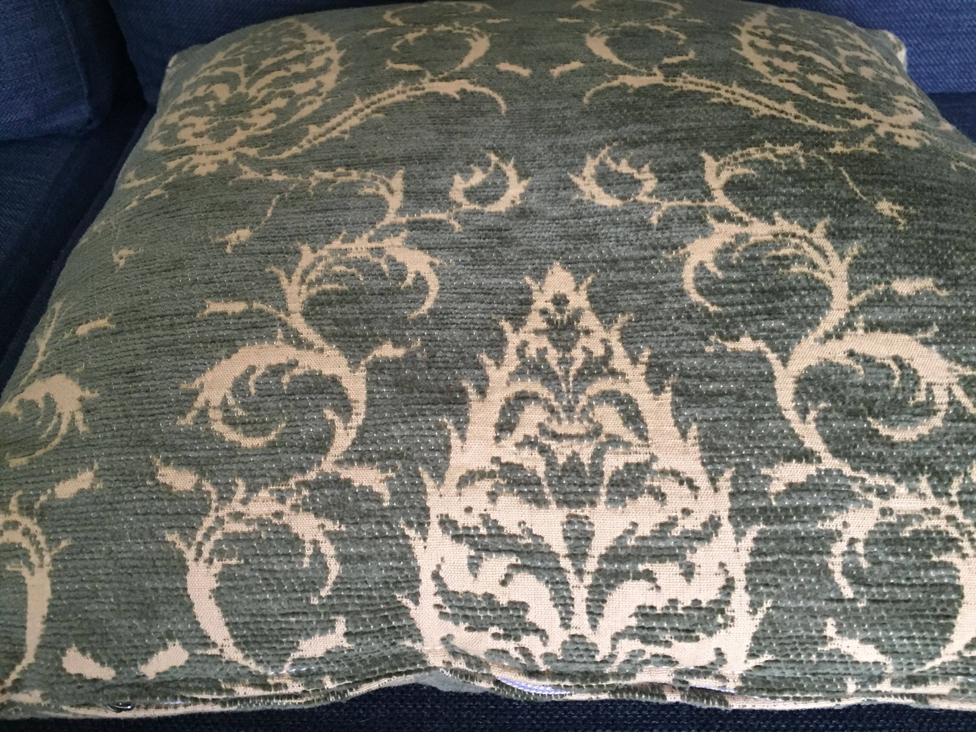 Decorative pillow case in velvet with ottoman turkish 16th century motifs