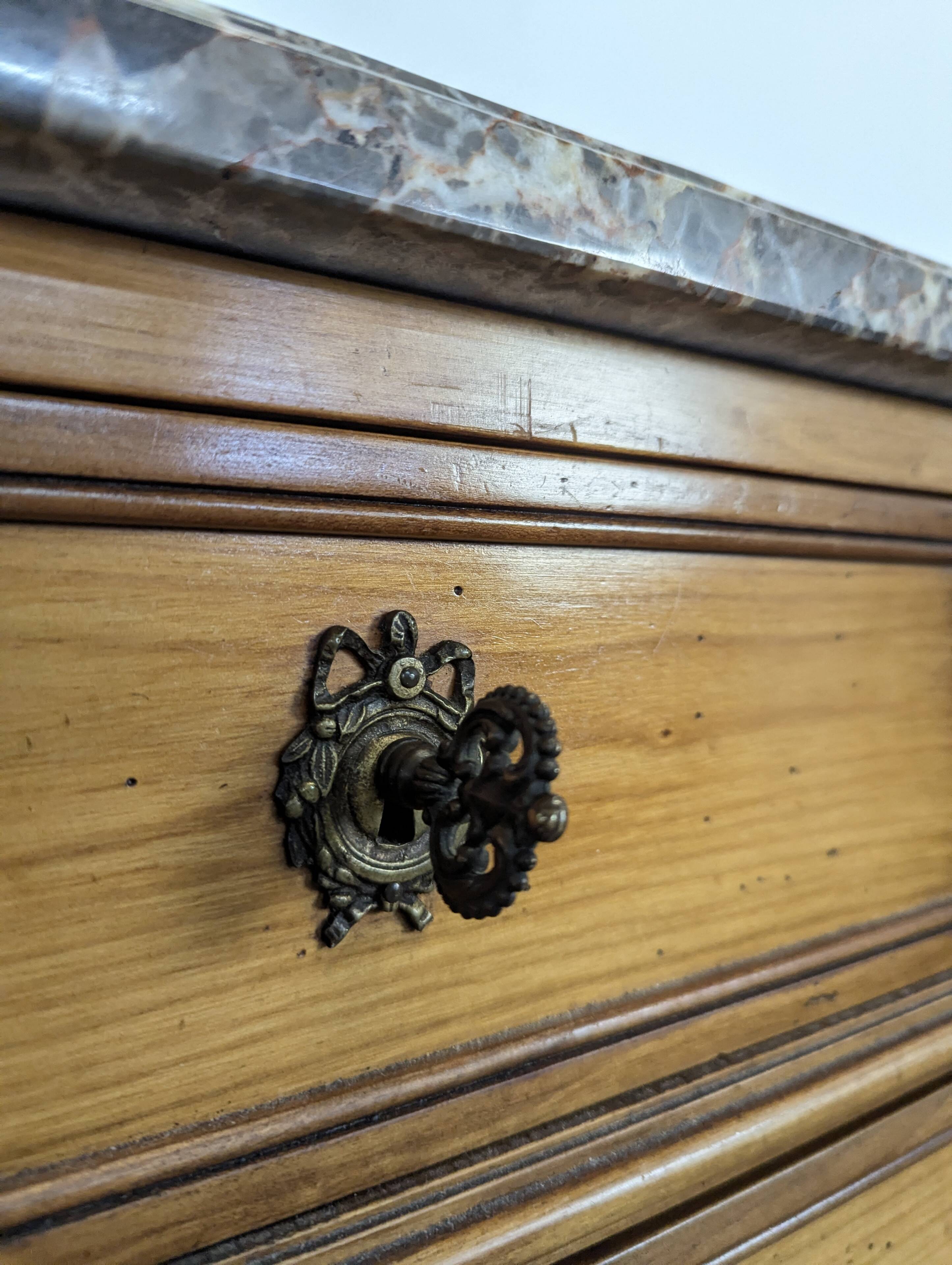 Commode de style Louis XVI en merisier marbre des pyrénées