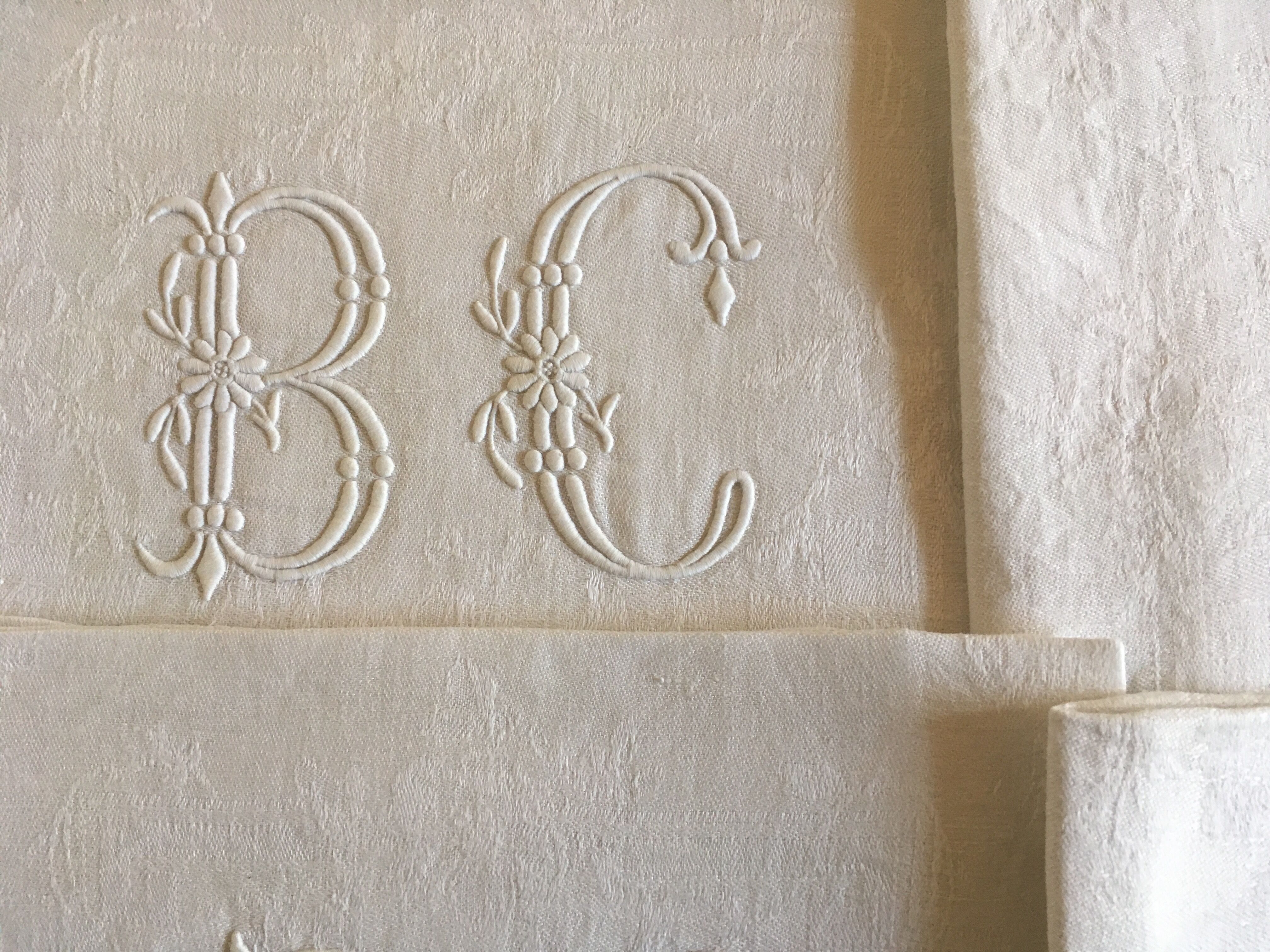 Set de 6 serviettes de lin damassé vers 1900 brodées BC