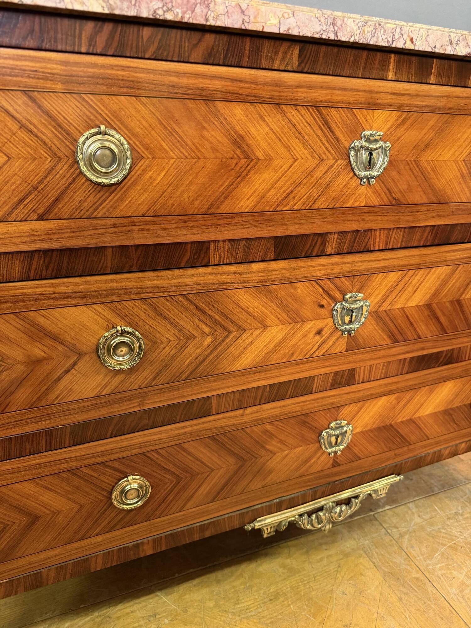 Louis XVI commode in rosewood and rosewood.