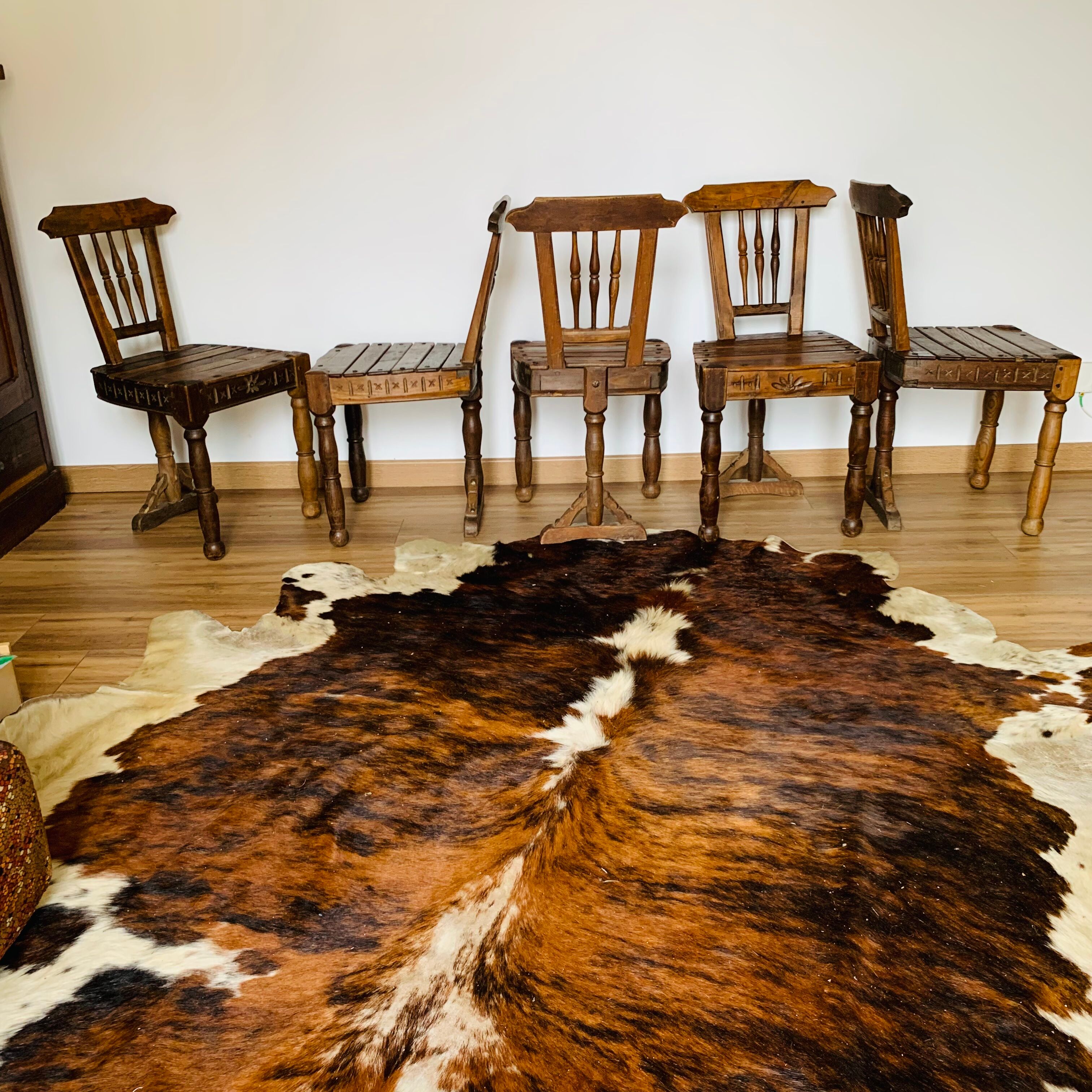 Ensemble de 5 chaises en bois, travail artisanal