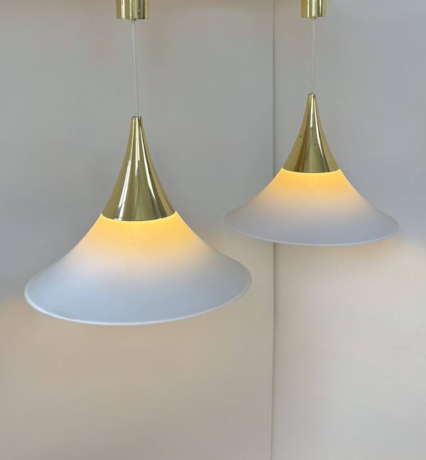 Paire de suspensions Limburg en laiton et opaline, Allemagne, 1970