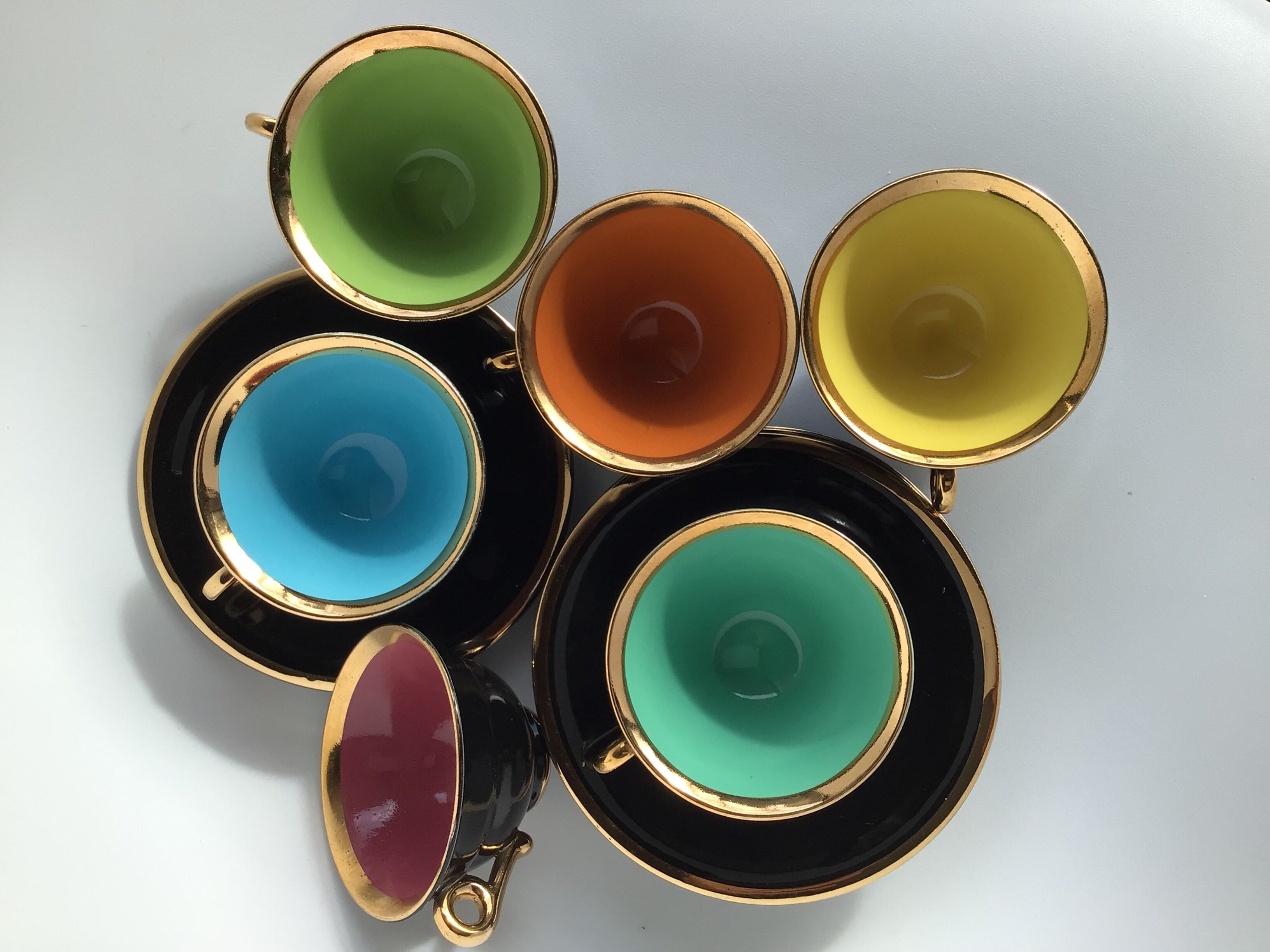 6 Black cups and colors Salins la Baule with saucers