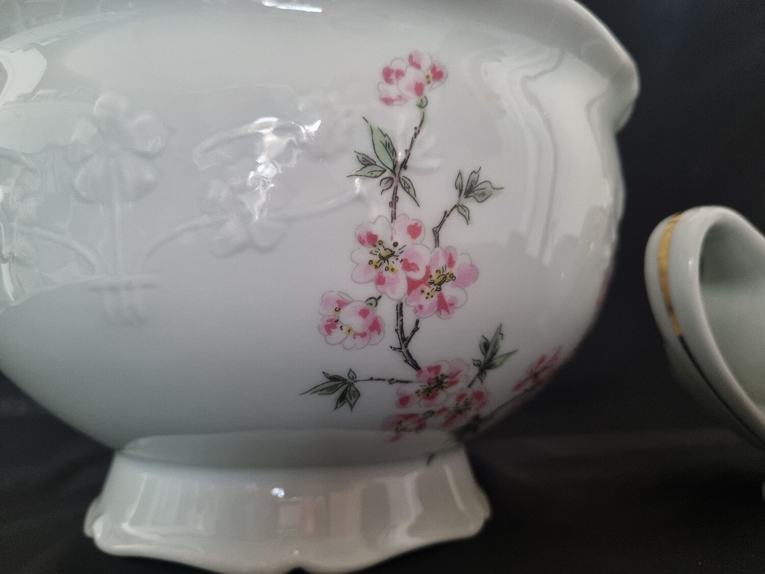 Salad bowl and sauce boat