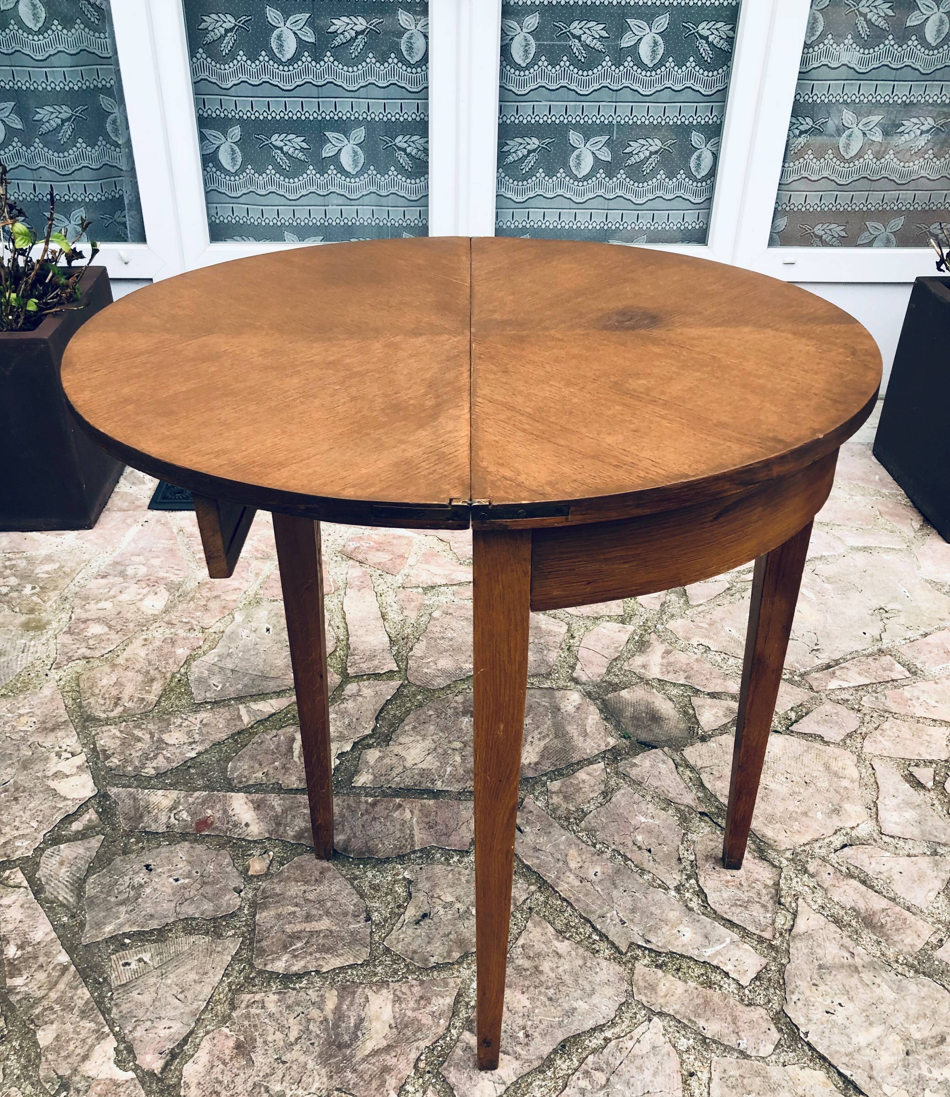 Half moon wallet table