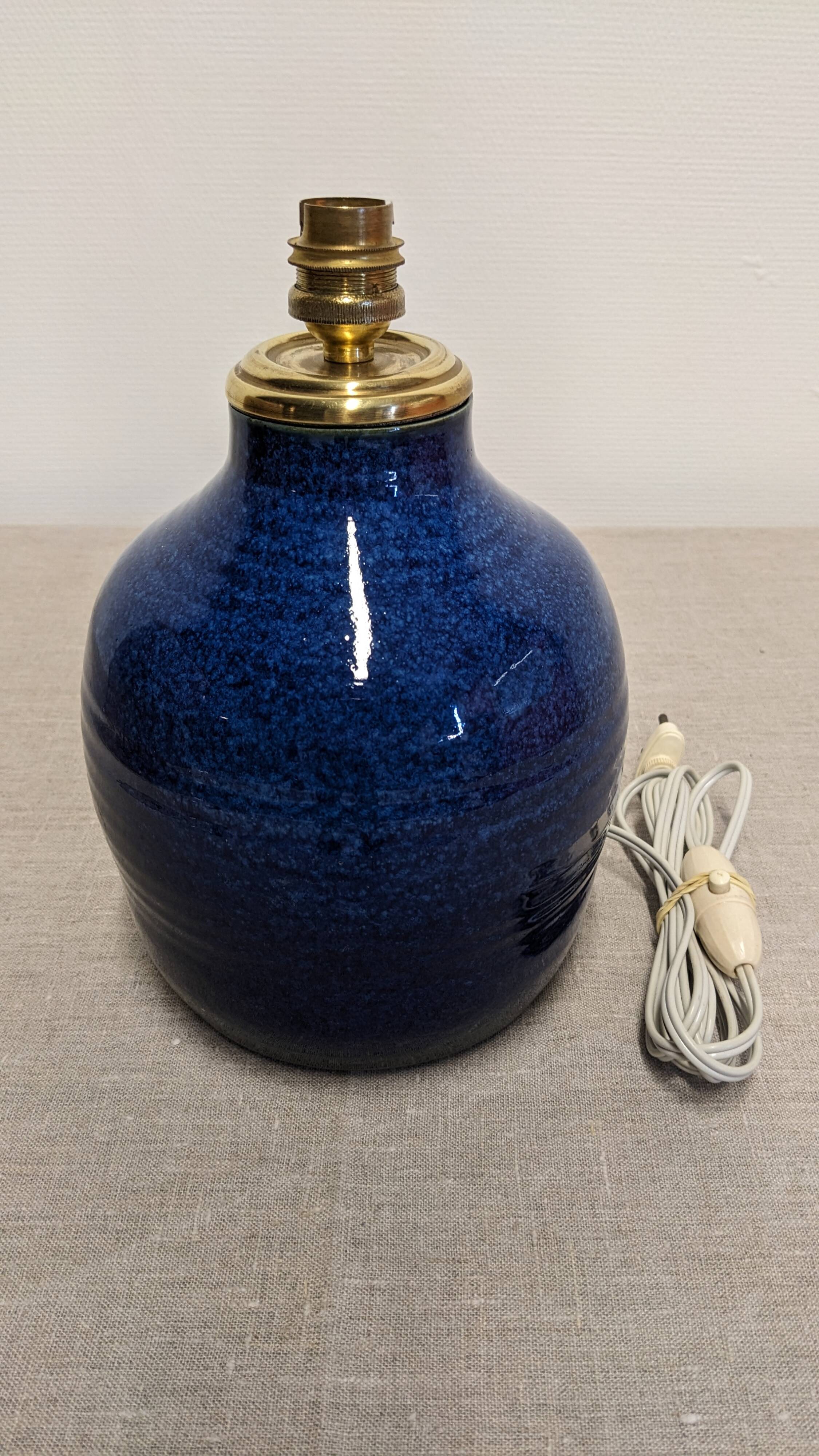 Lampe en grès émaillé bleu indigo et résine vers 1960
