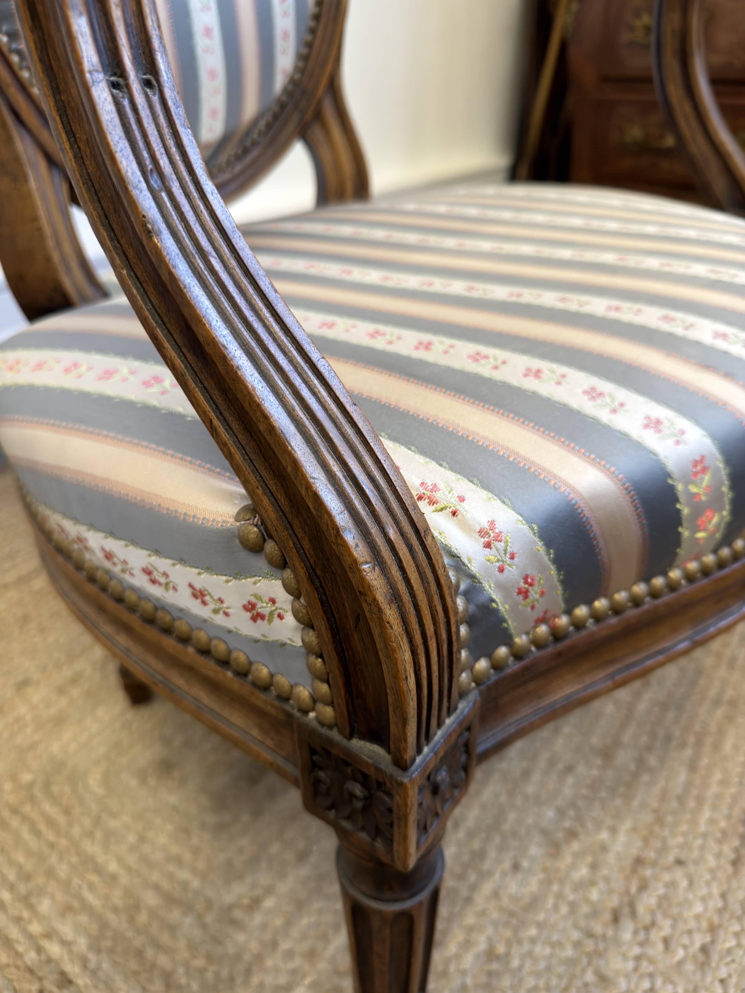 Fauteuil cabriolet médaillon de style Louis XVI