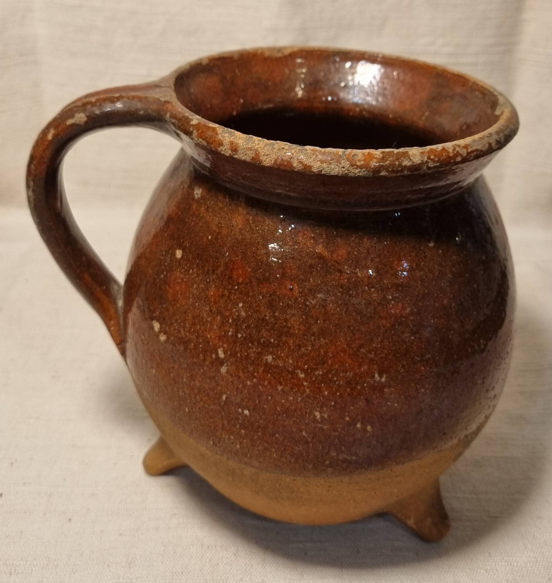 Tripod pot