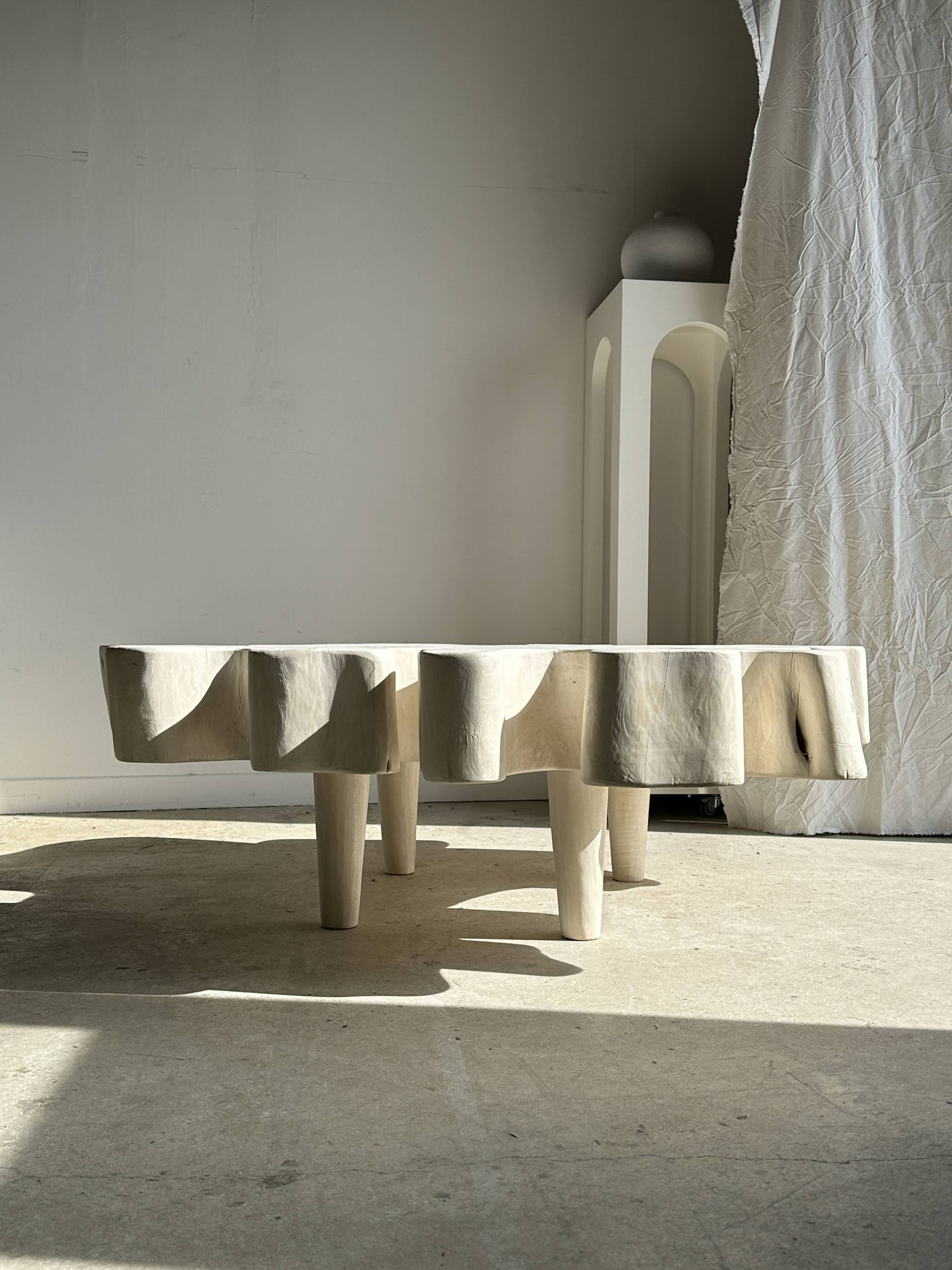 Très grande table basse en manguier blanchi plateau organique D:140cm