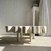 Très grande table basse en manguier blanchi plateau organique D:140cm