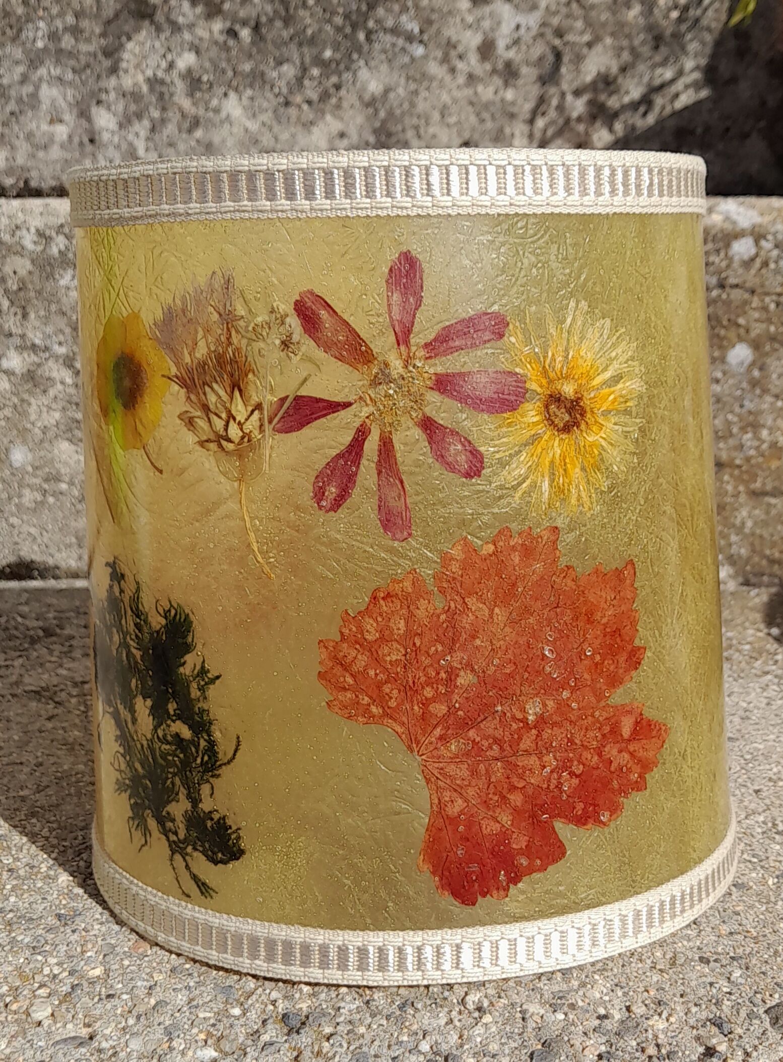 Abat jour en résine inclusions florales 70s