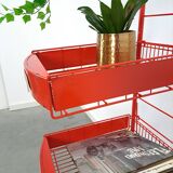 Rood metalen winkelvitrine winkelrek met manden vintage