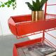 Rood metalen winkelvitrine winkelrek met manden vintage