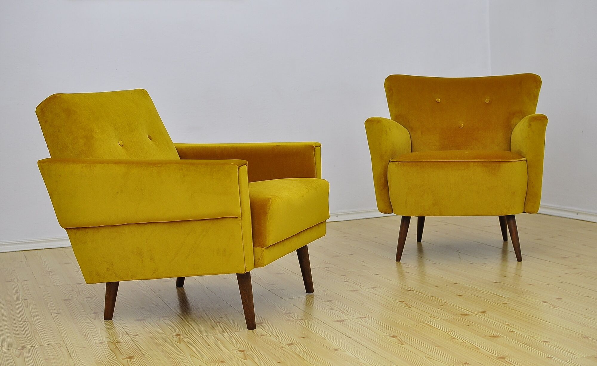 Fauteuil en velours jaune du milieu du siècle, années 1960