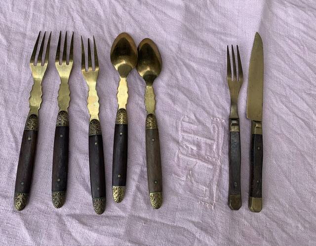 Set of 7 cutlery in wood and gilded and chiseled metal, cutlery for children, old and collectors