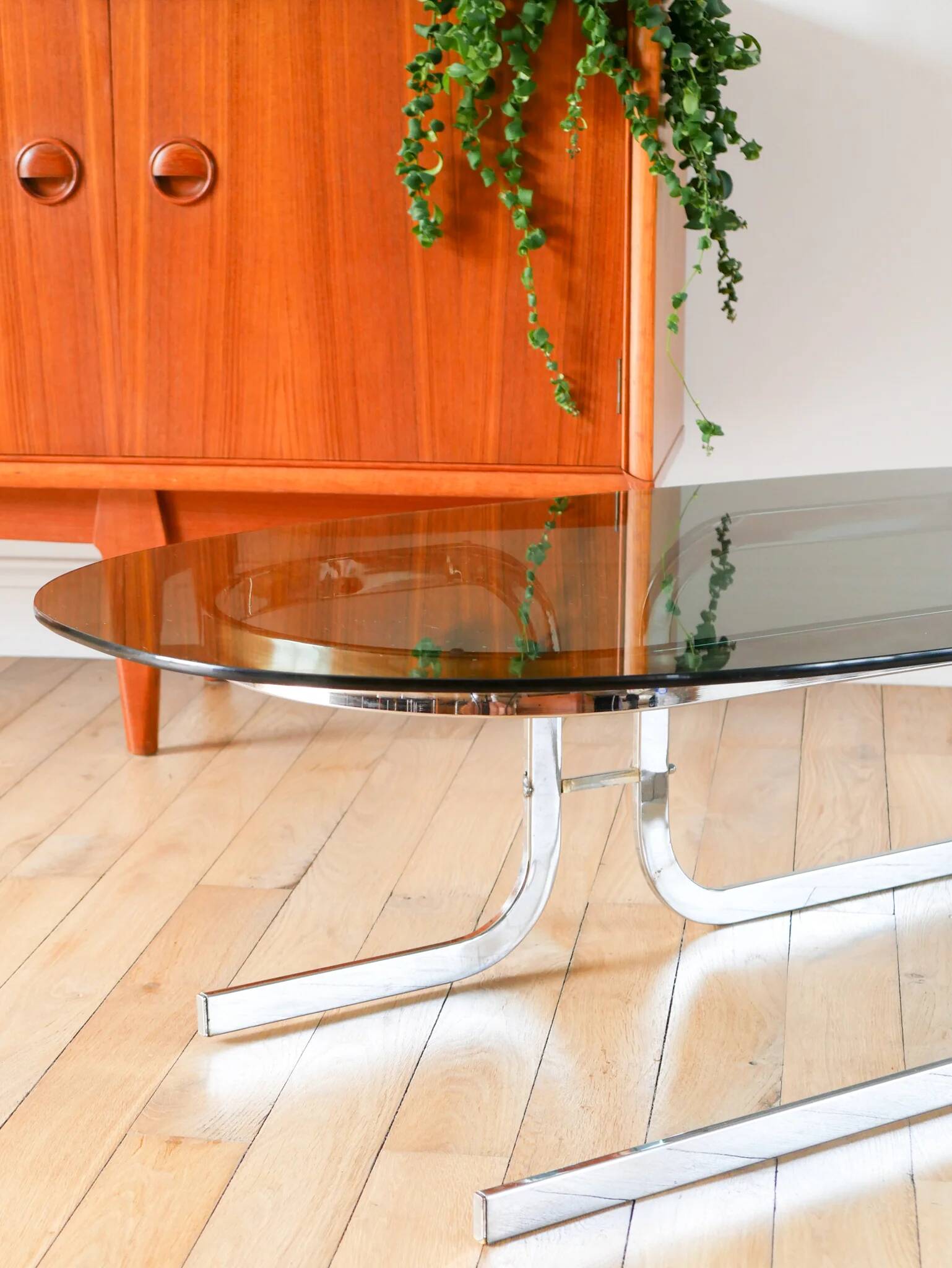 Oval coffee table in smoked glass and chrome, original double S design base, 1970.