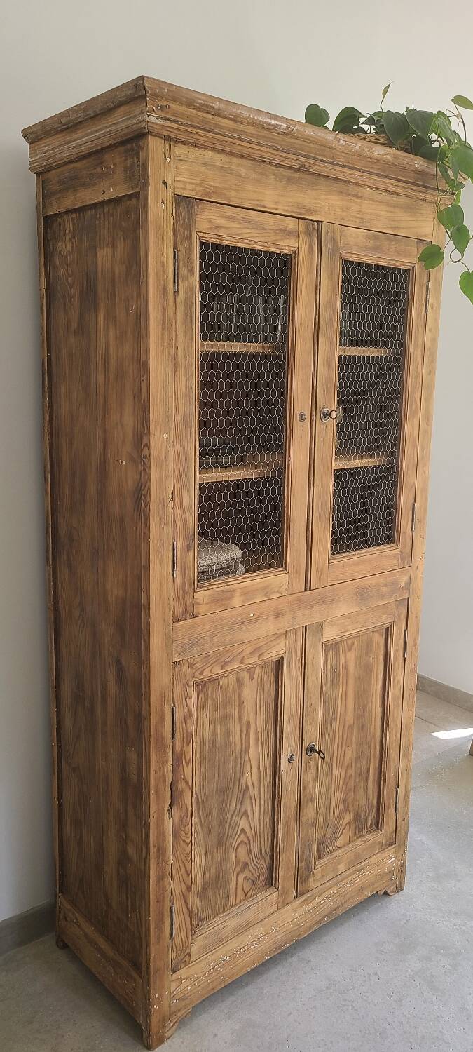 Wooden mesh linen cupboard