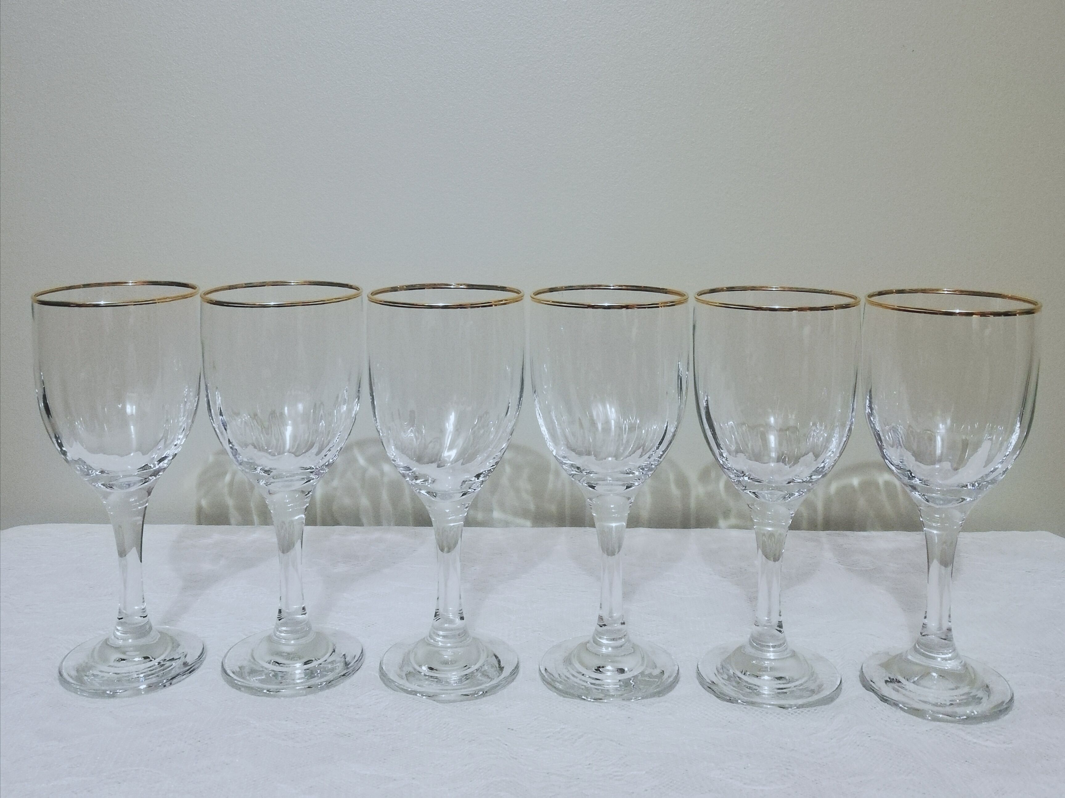 6 15cl stemmed glasses with gilding around the perimeter