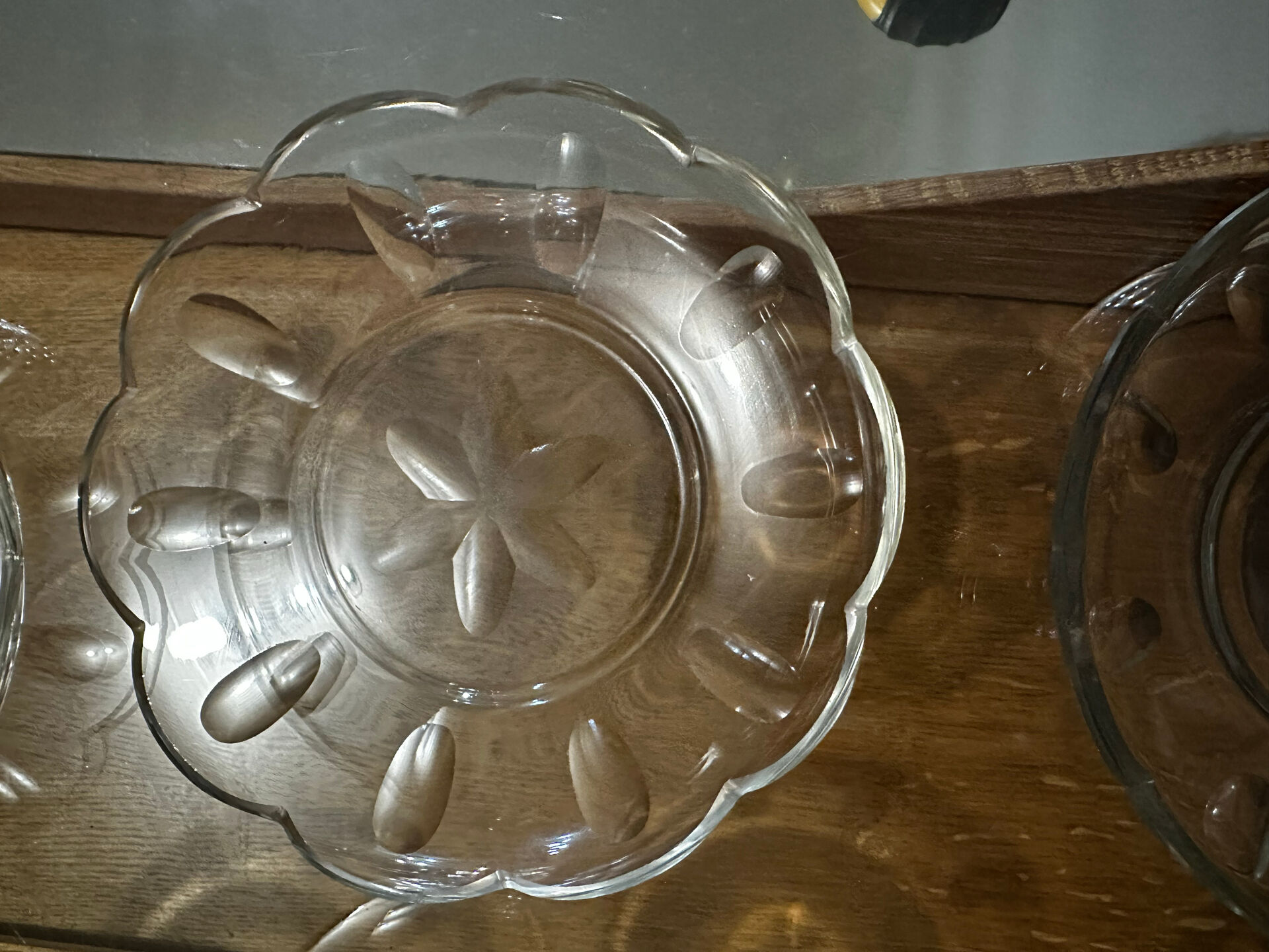 Set of 8 crystal bowls with floral decoration, France early 20th century.