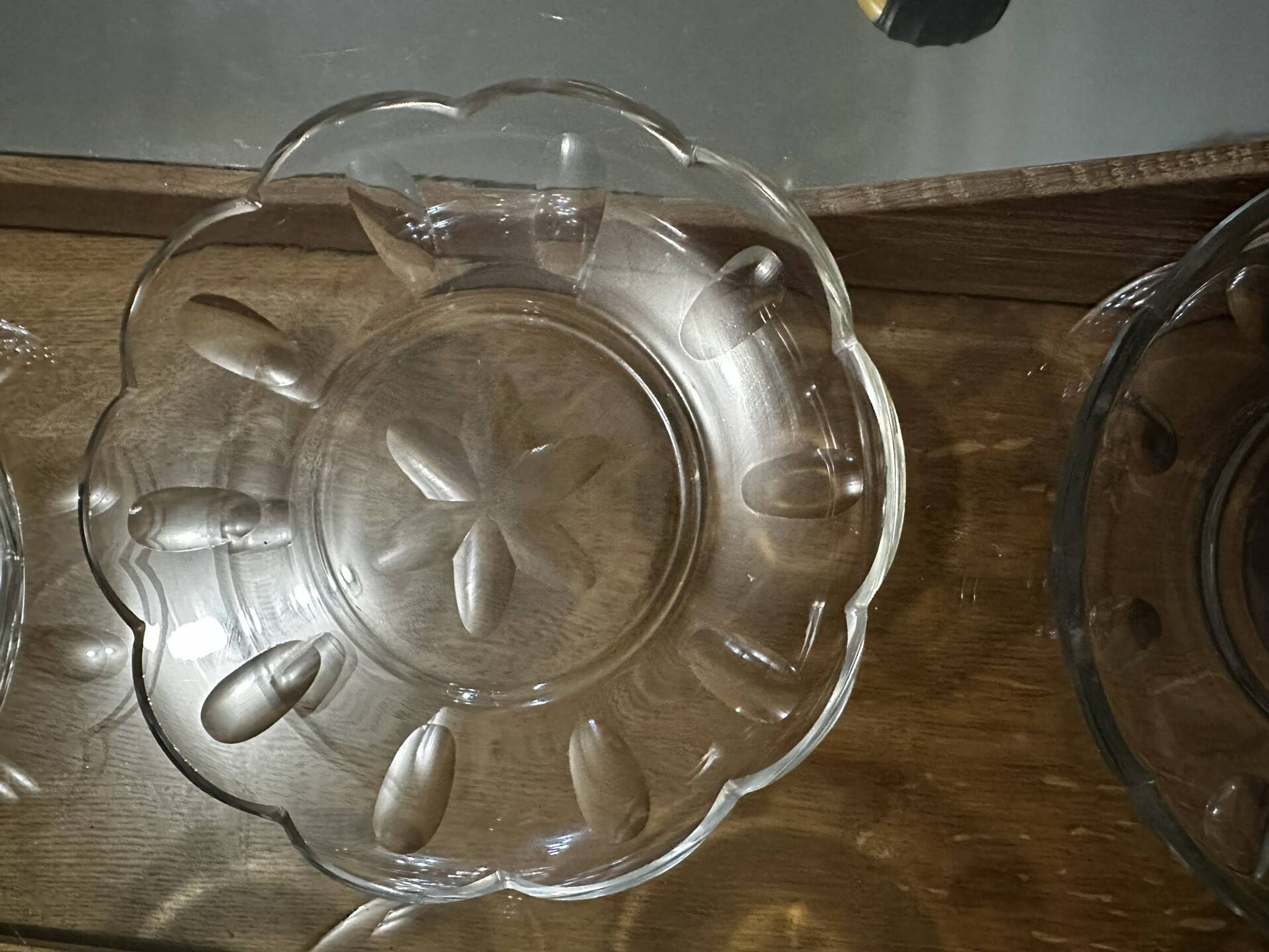 Set of 8 crystal bowls with floral decoration, France early 20th century.