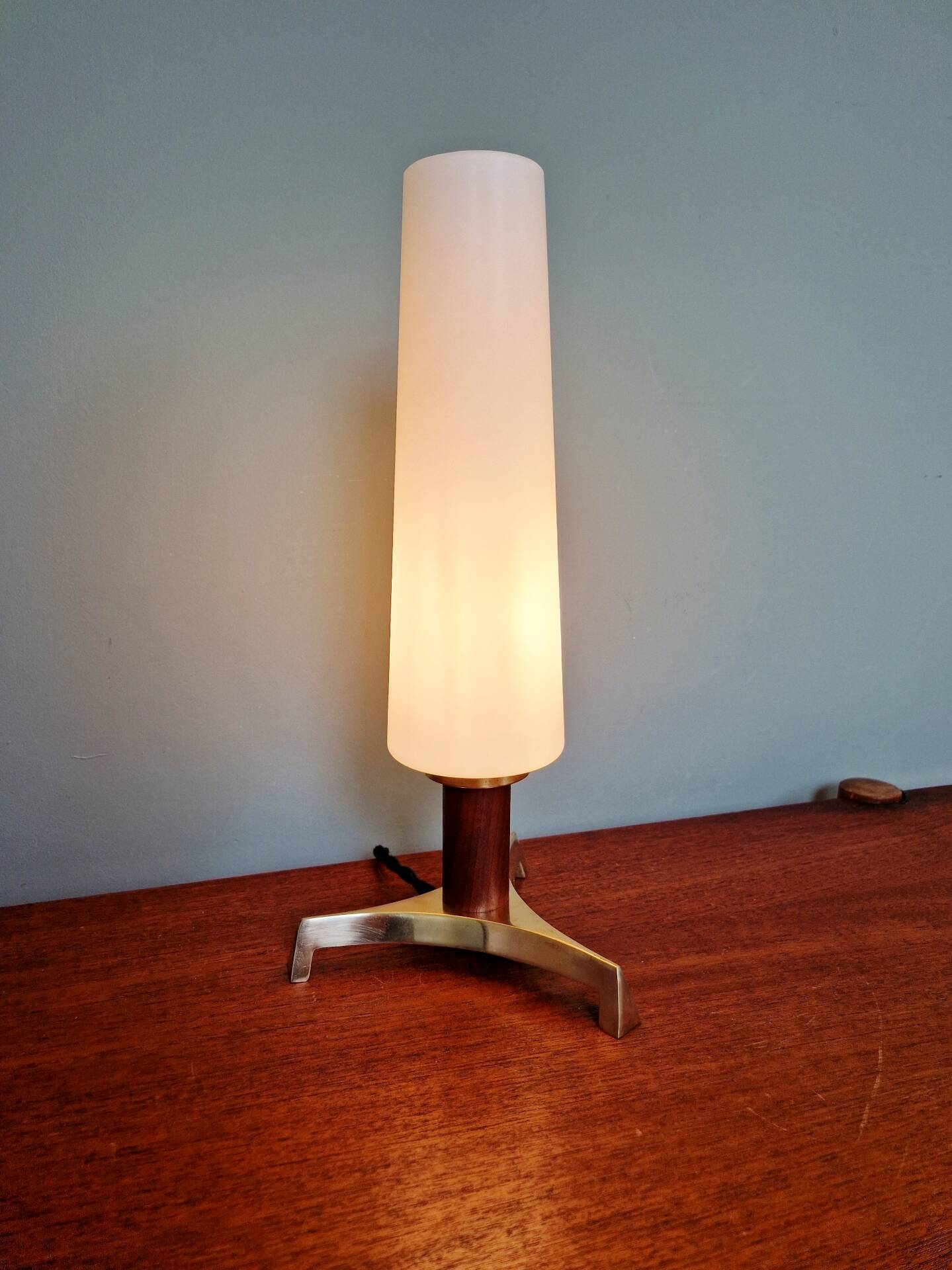 Lampe de table tripode en laiton et teck avec une bobèche tubulaire en opaline blanche satinée, design scandinave, années 1960.