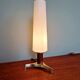 Lampe de table tripode en laiton et teck avec une bobèche tubulaire en opaline blanche satinée, design scandinave, années 1960.
