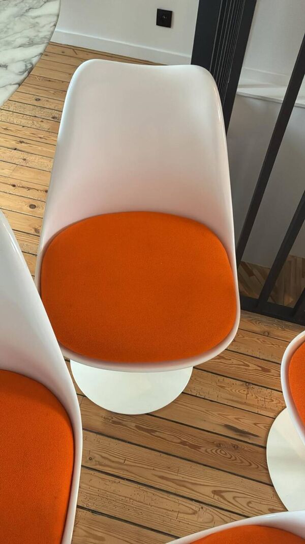 Table Saarinen Knoll marbre ovale et 4 chaises Tulip — ensemble certifi