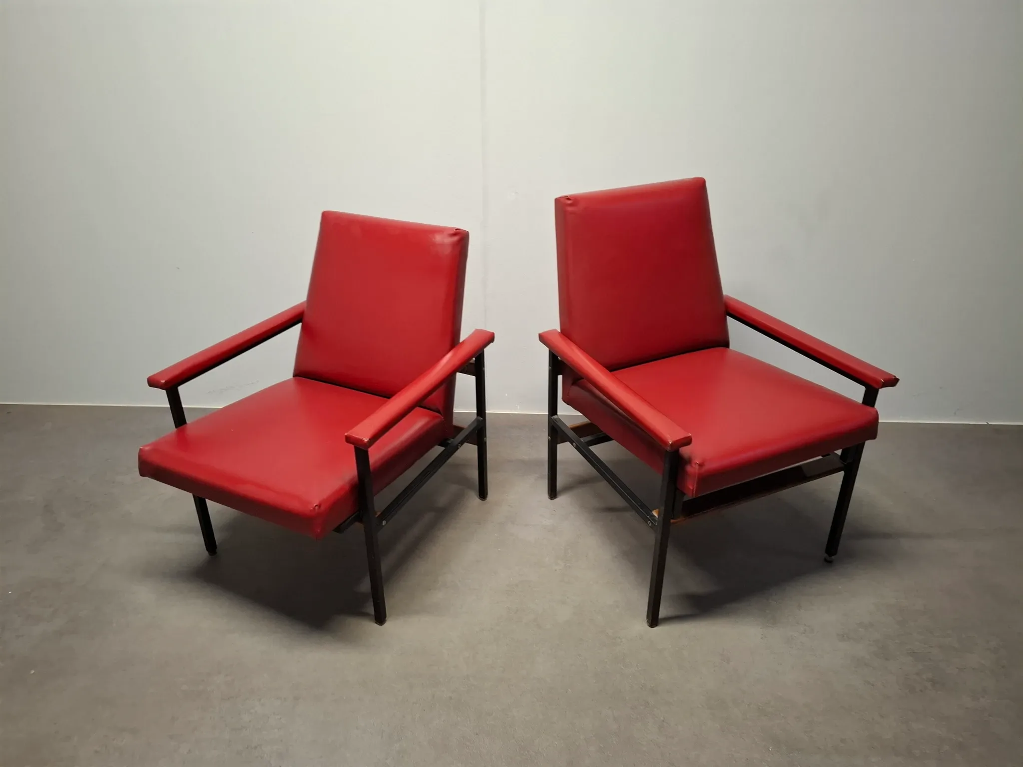 Ensemble de 3 fauteuils rouges de style mid-century moderne, Tchécoslovaquie, années 1970.