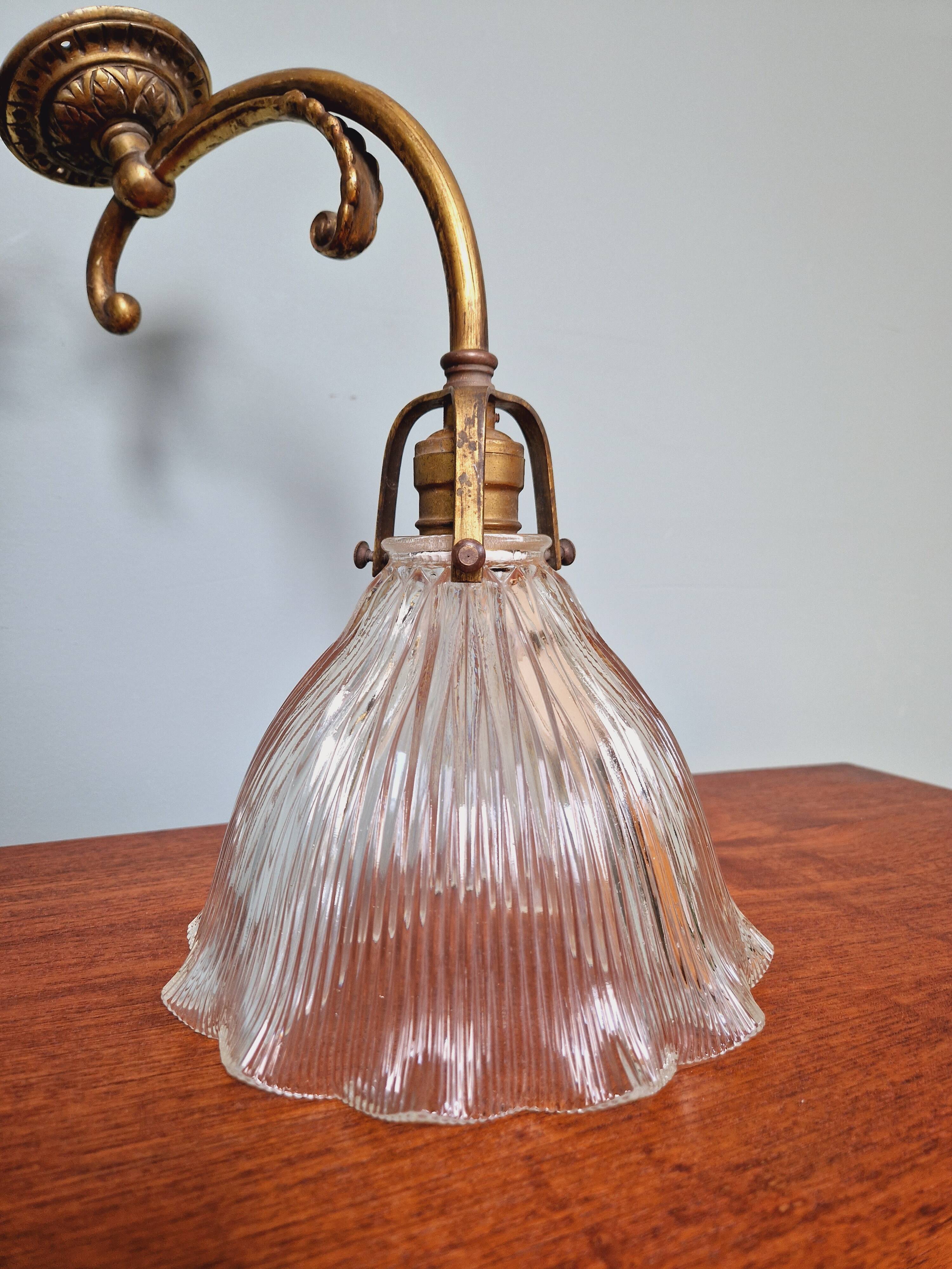 Paire d'appliques murales en bronze et verre rainuré Holophane