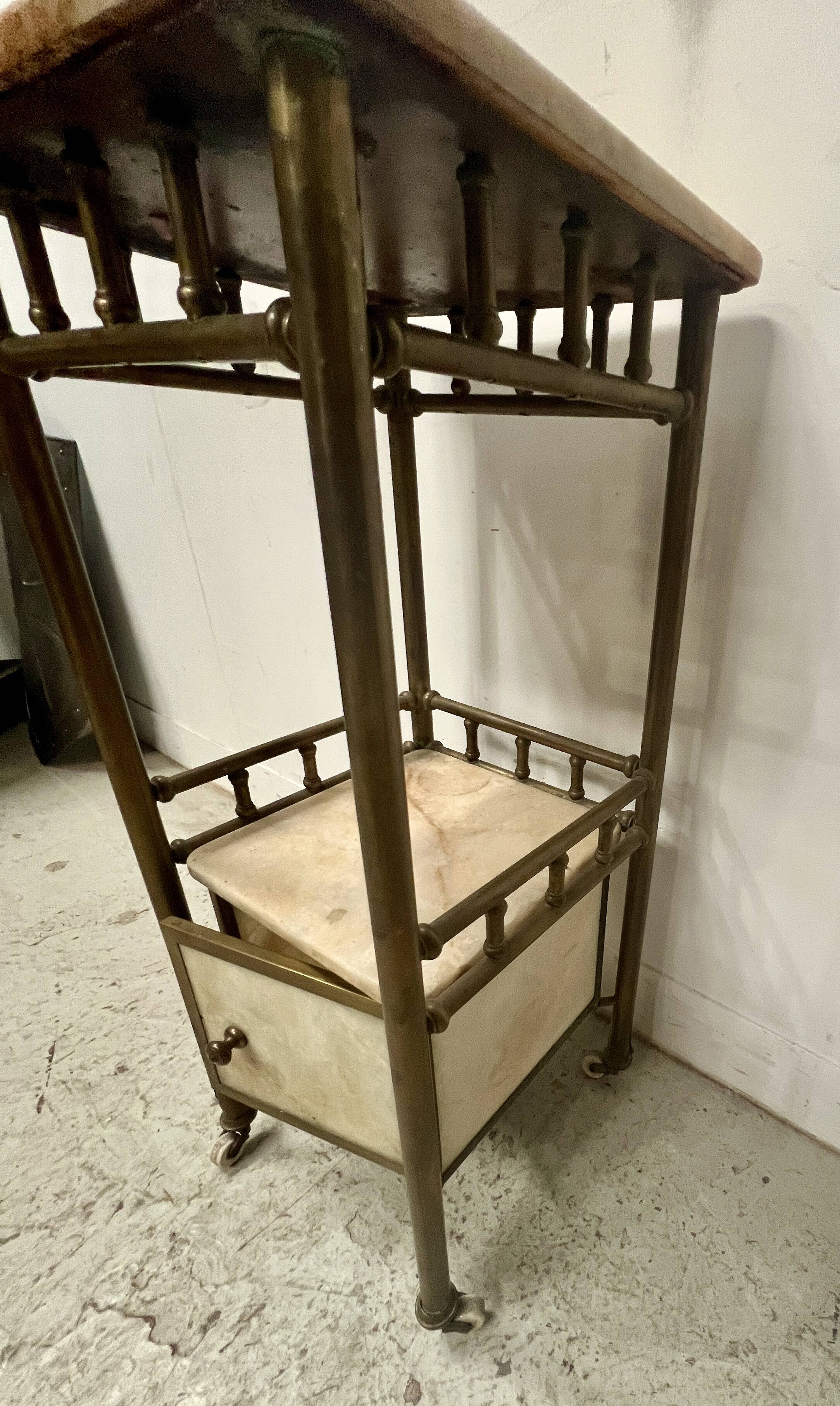 Art Deco bedside table in brass and veined marble, 20th century